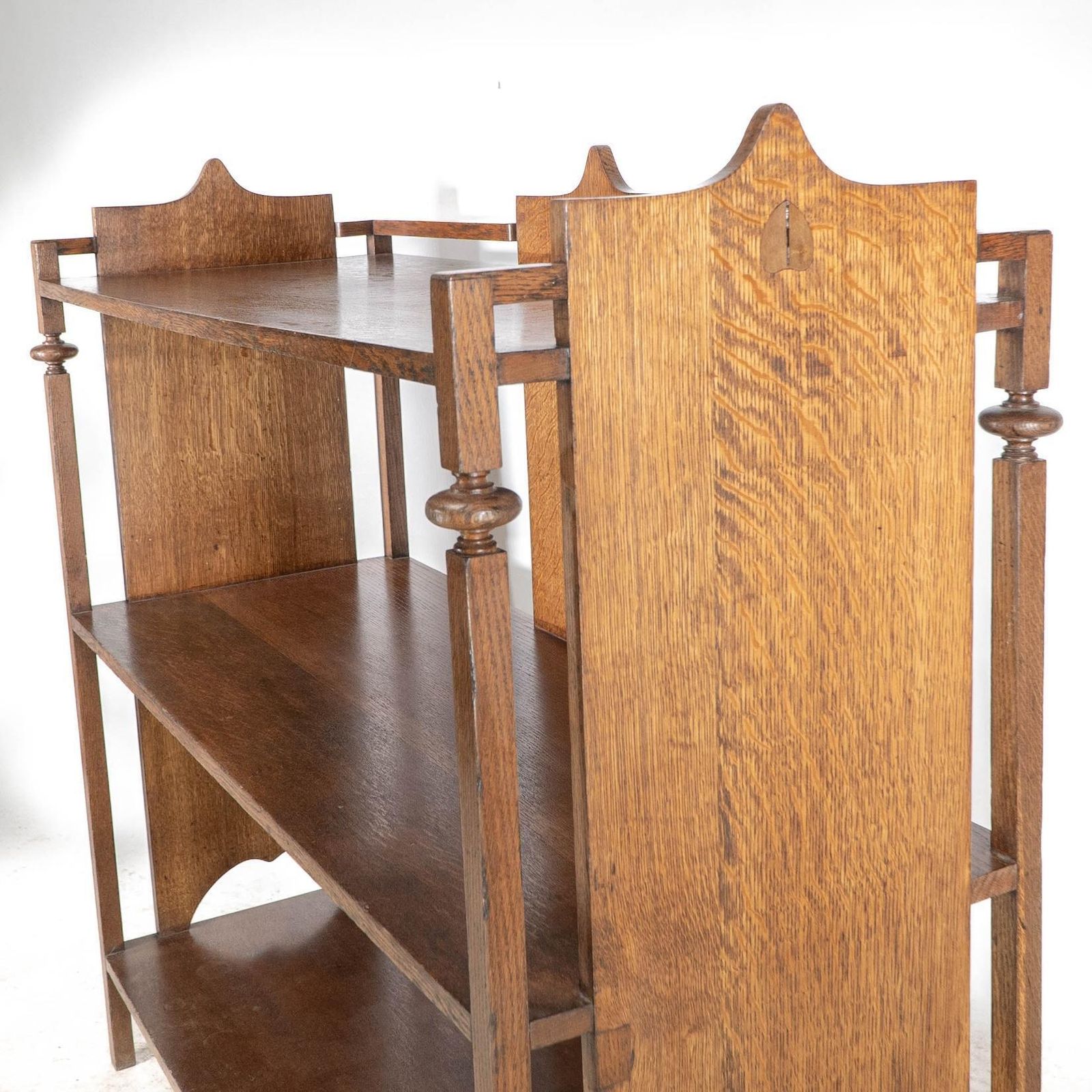 photo vinterior A Glasgow School Arts & Crafts Oak Buffet W/ Plank Sides And Central Plank Back