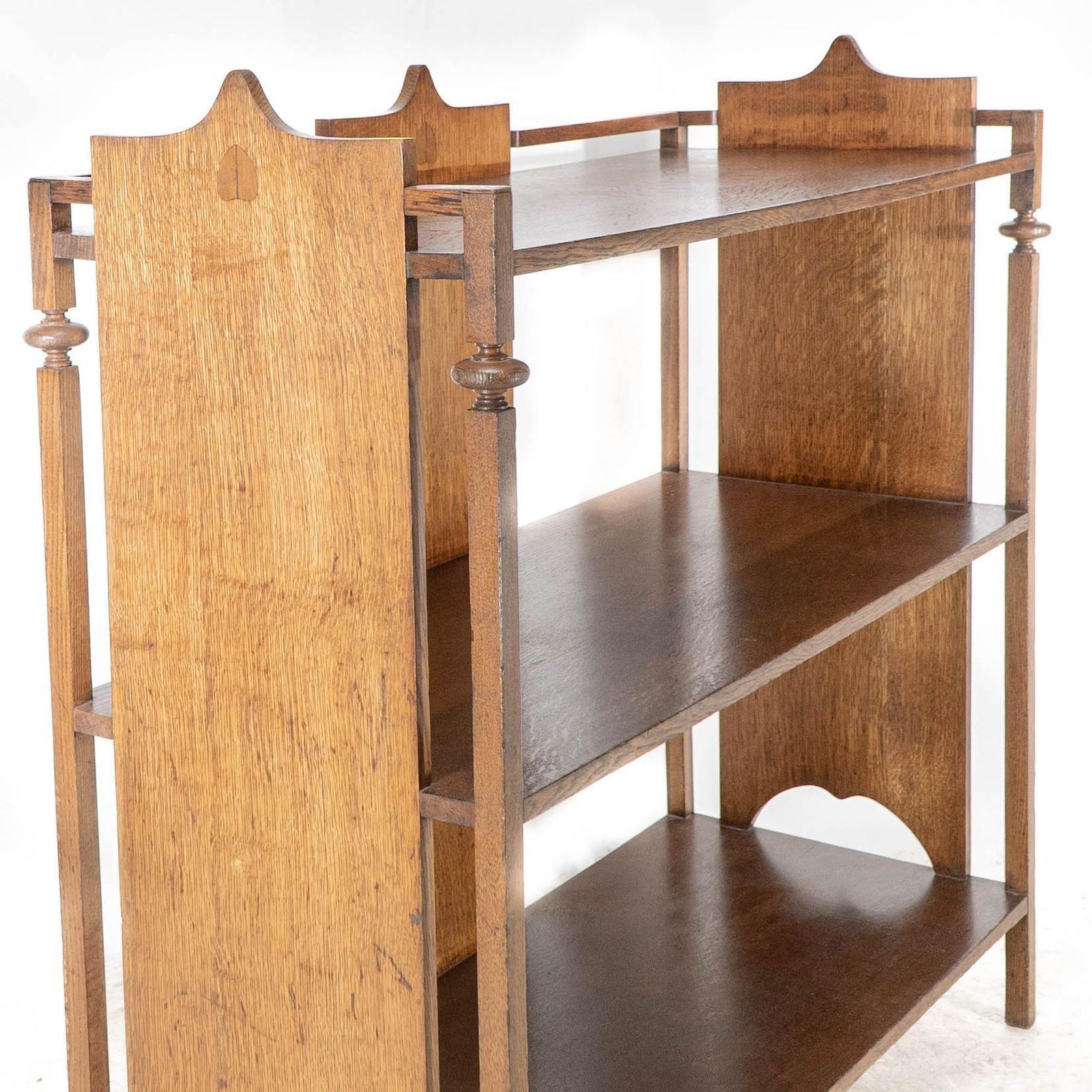 photo vintage A Glasgow School Arts & Crafts Oak Buffet W/ Plank Sides And Central Plank Back