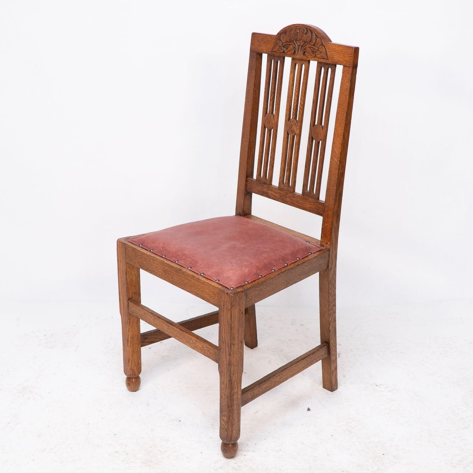 photo vinterior A Set Of Four Arts And Crafts Dining Chairs With Nicely Carved Floral Decoration