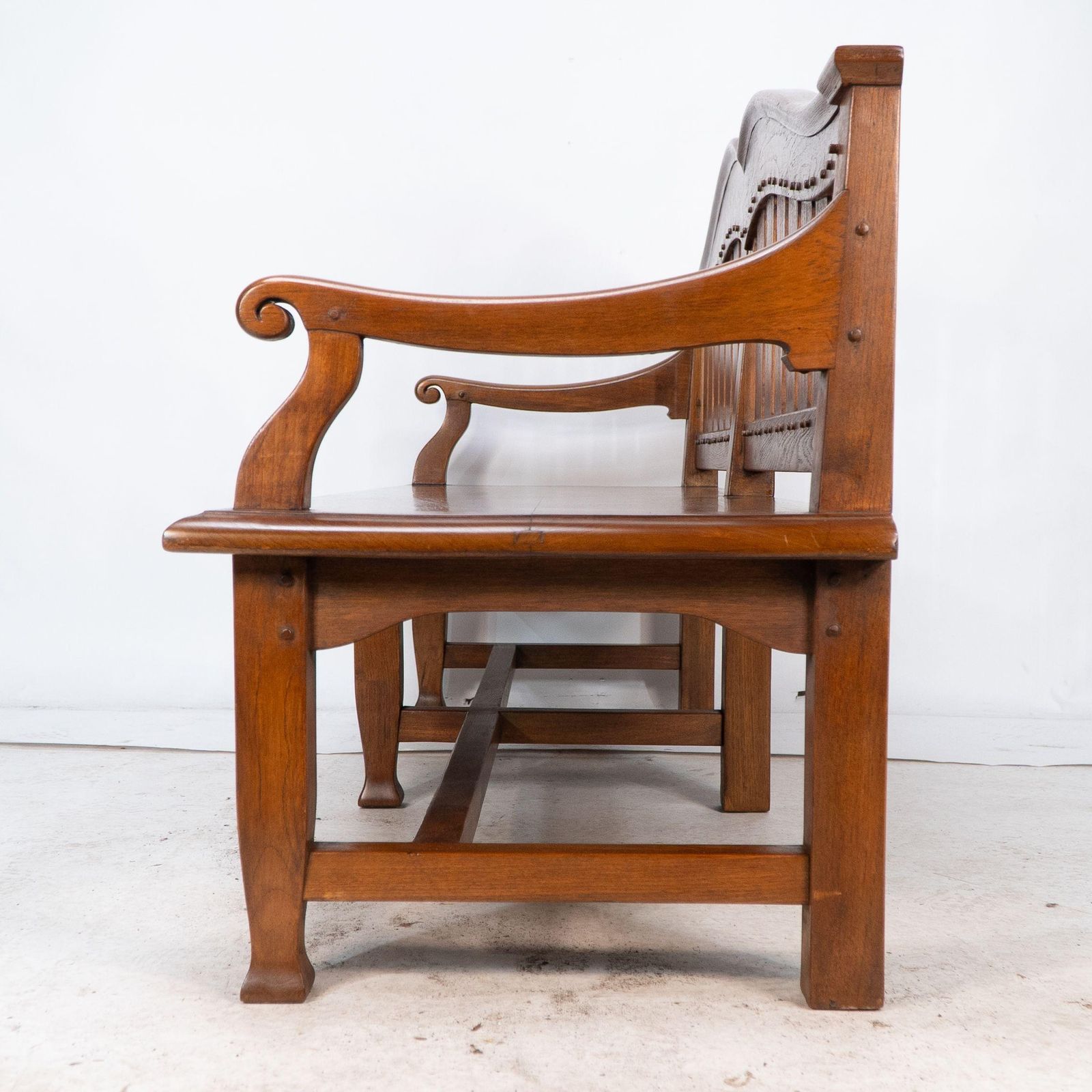 photo vinterior An Arts And Crafts Super Quality Teak Hall Bench In The Style Of Arthur Simpson