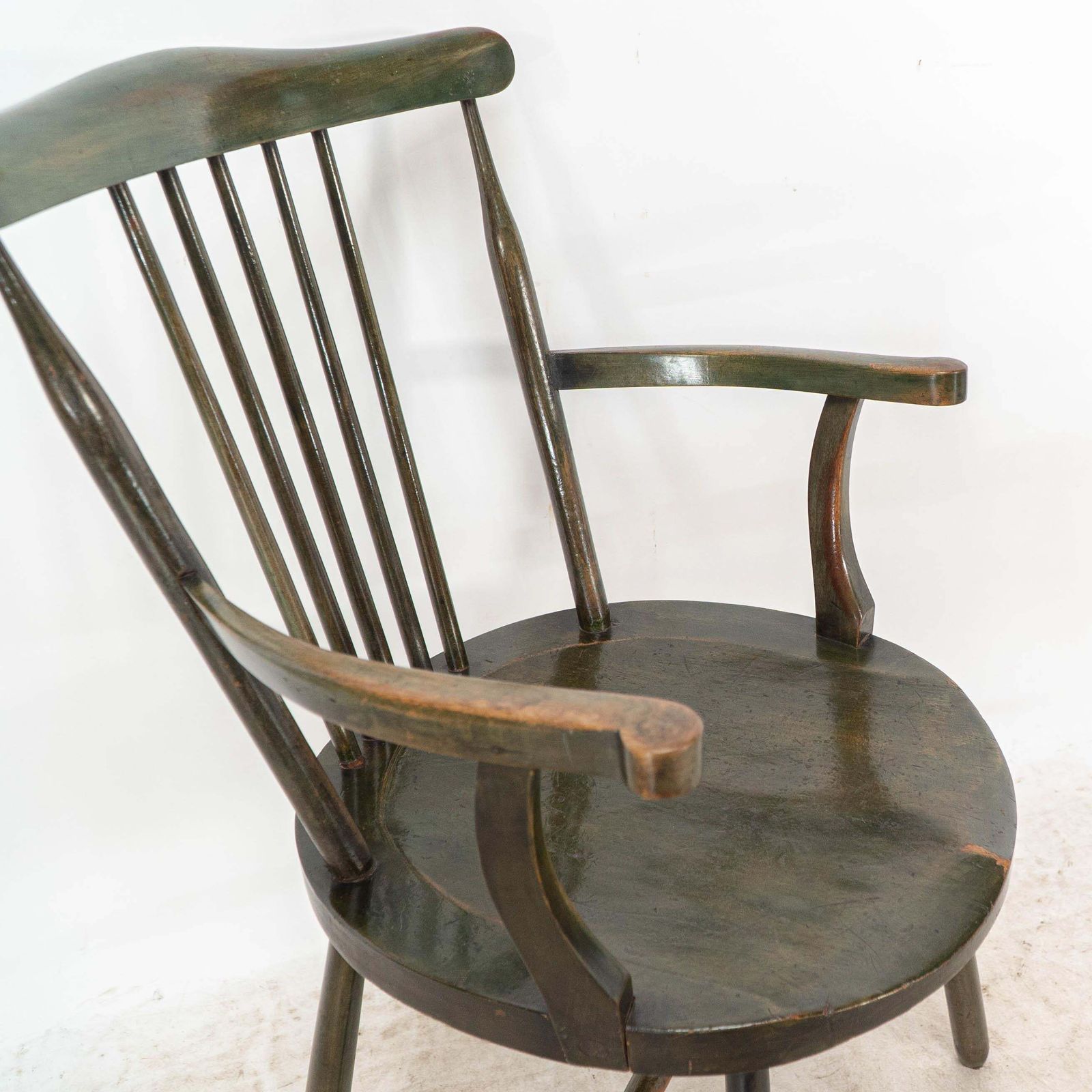 photo vintage Liberty And Co. Set Of Six Arts And Crafts Walnut Windsor Armchairs