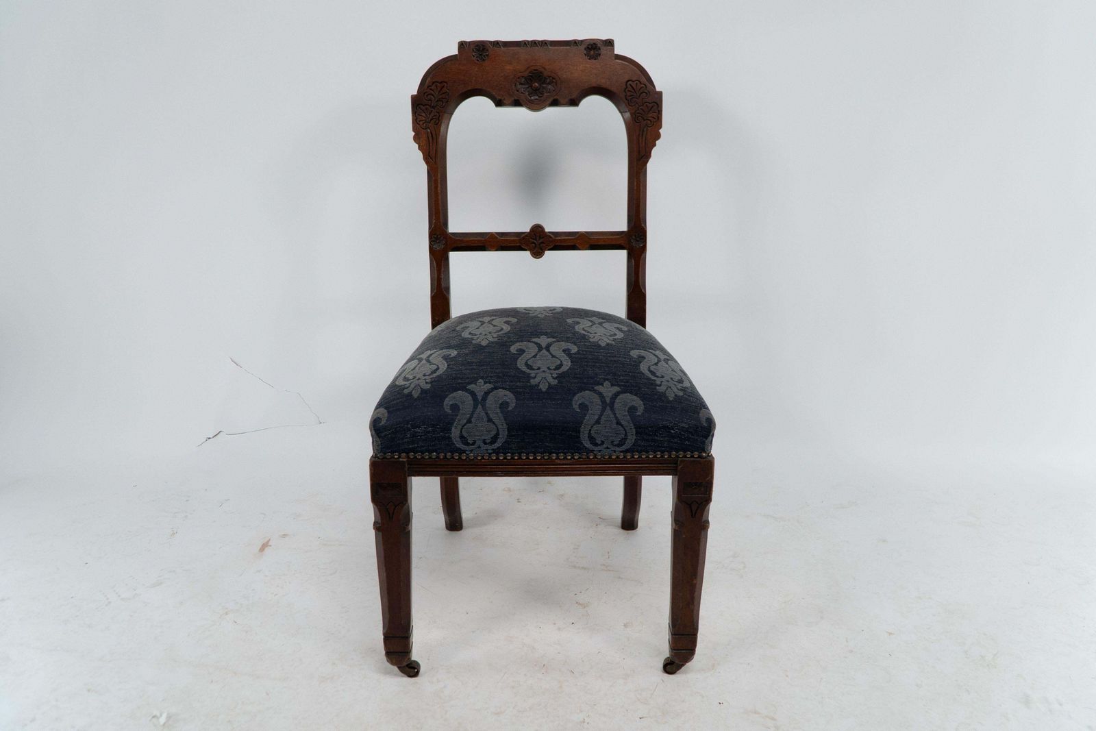 A Set Of Four Aesthetic Movement Oak Dining Chairs With Carved Decoration photo vinterior