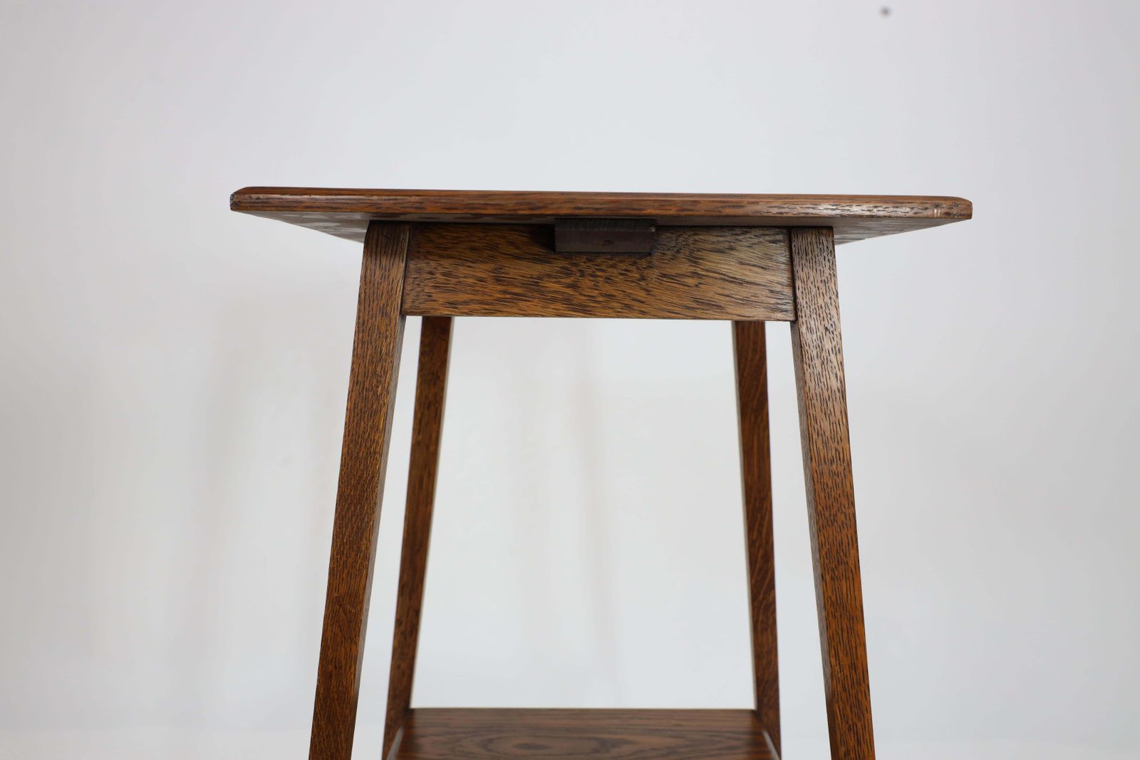 photo vinterior Waring And Gillow. A Good Quality Little Arts And Crafts Oak Sidetable