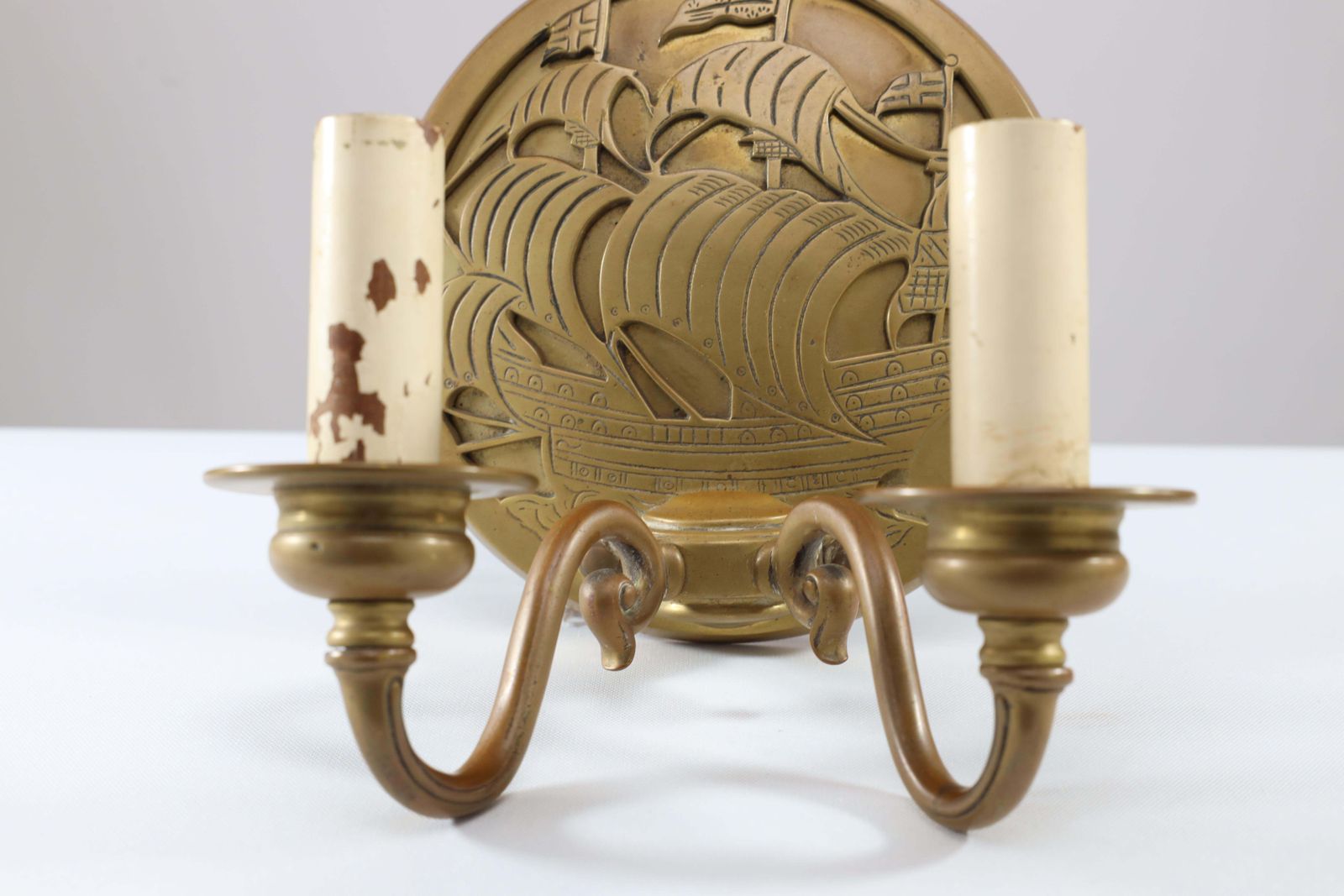 photo vintage A Pair Of Arts And Crafts Brass Wall Lights With Galleons In Sail.