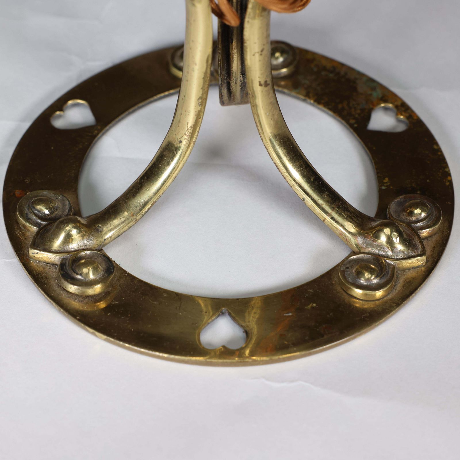 photo vintage An Arts & Crafts Brass Table Lamp Tulip Shaped With Heart Cut Outs To The Base