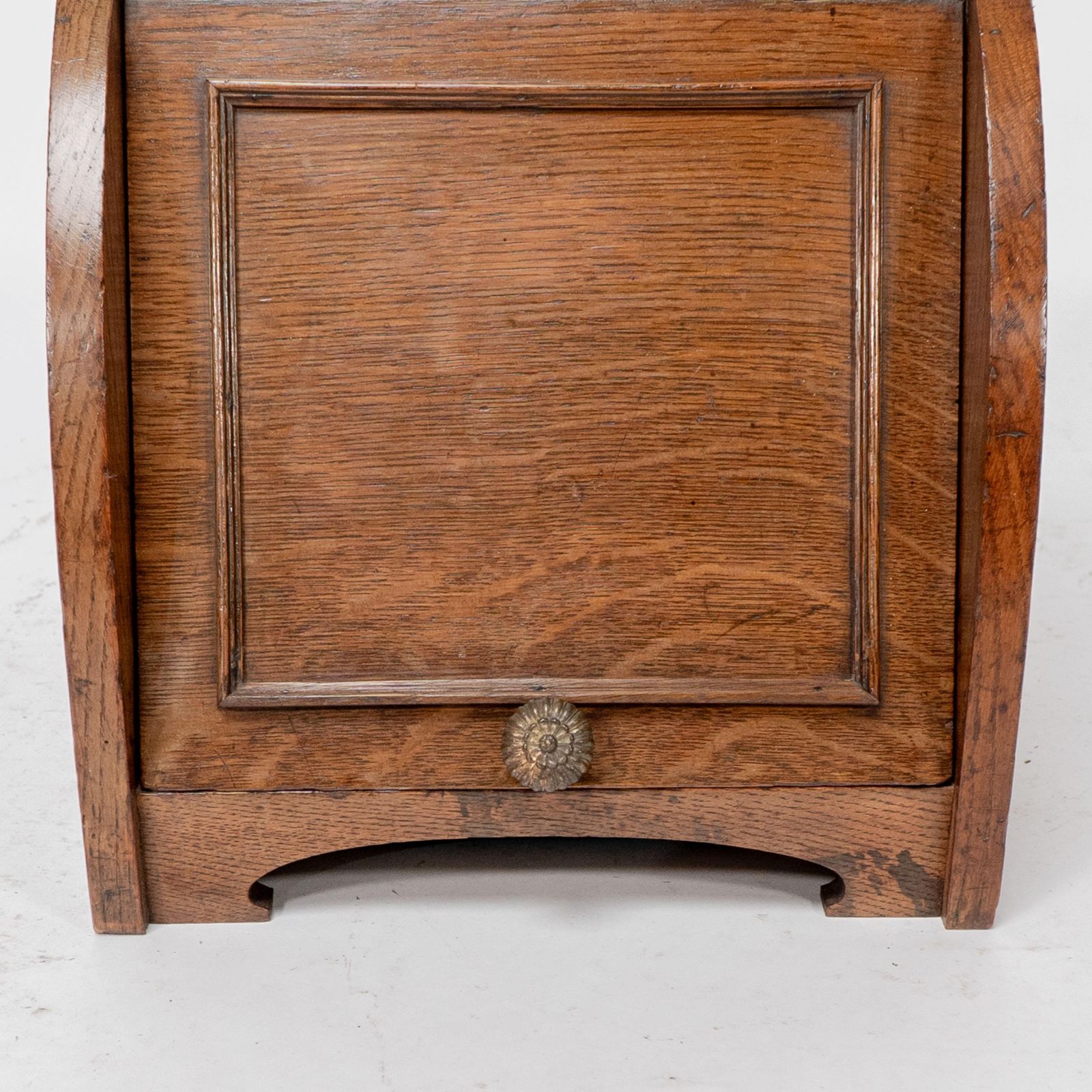 W J Neatby Attri. An Arts & Crafts Oak Coal Box With Stylized Carrying Handles photo vinterior