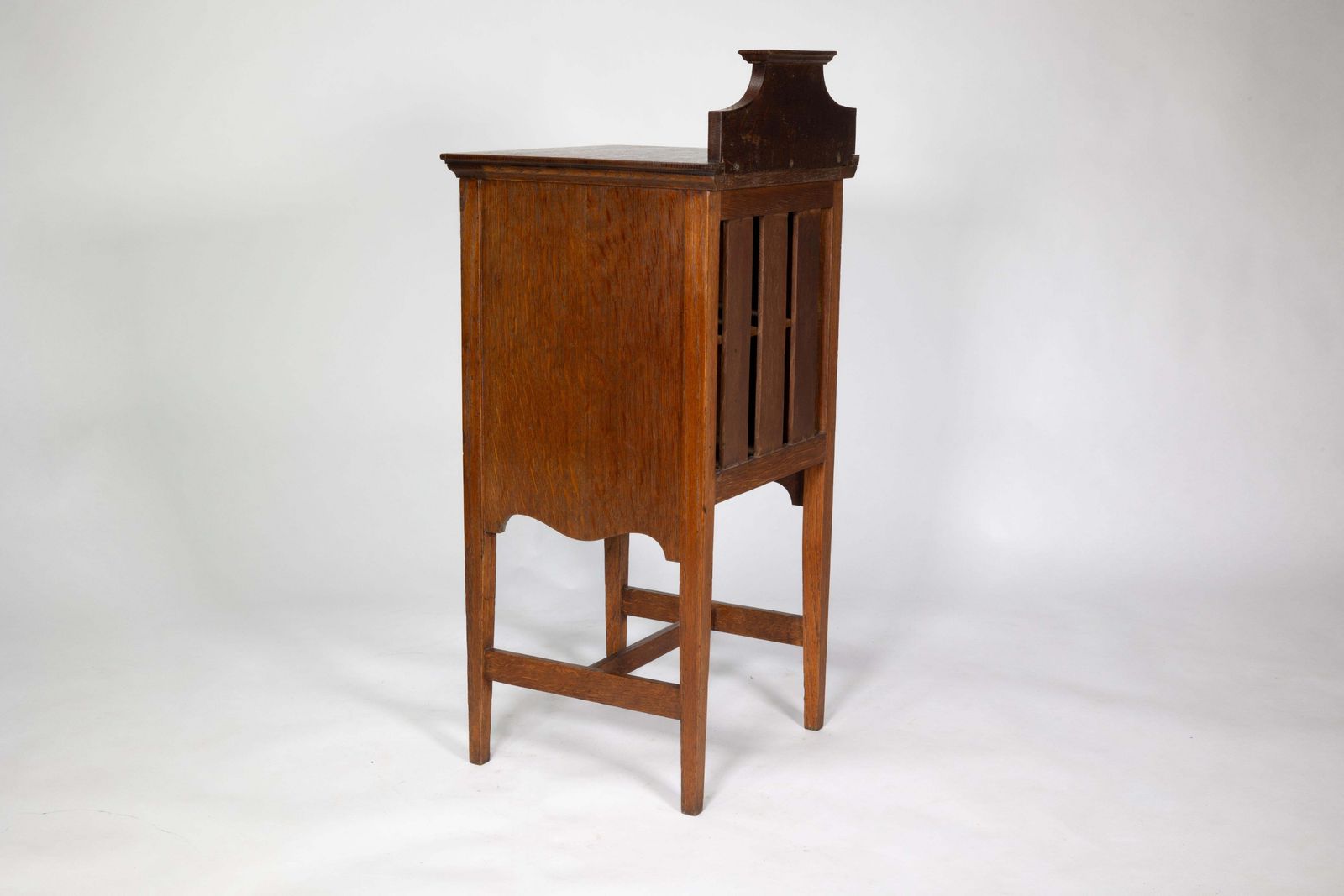 photo vintage Shapland And Petter. An Arts And Crafts Oak Bedside Cabinet