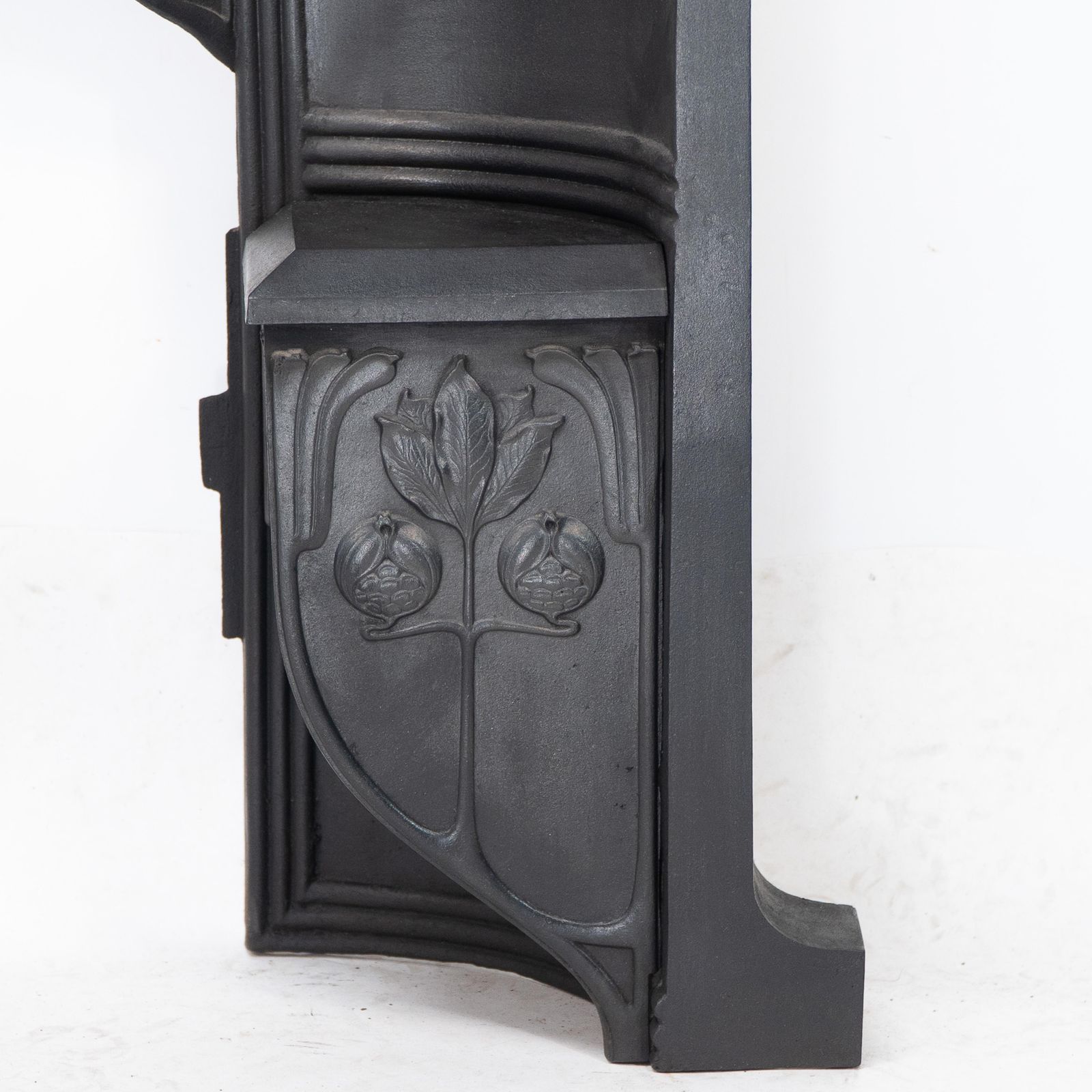 photo vintage Arts & Crafts Cast Iron Fireplace With Curved Sides & Stylized Floral Decoration