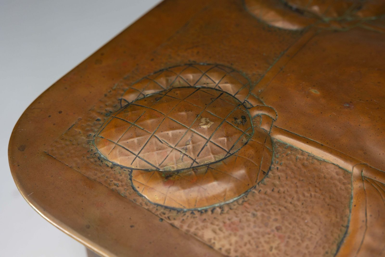 photo vinterior Margaret Gilmour School. Scottish Arts & Crafts Coal Box With Thistle Detail