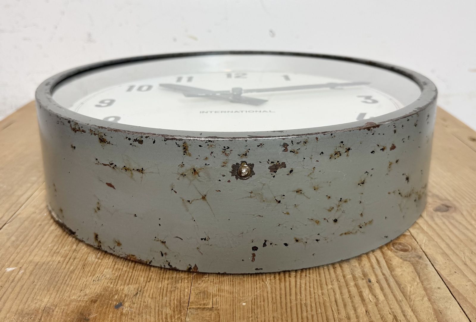 photo vinterior Grey Industrial Factory Wall Clock From International, 1950s