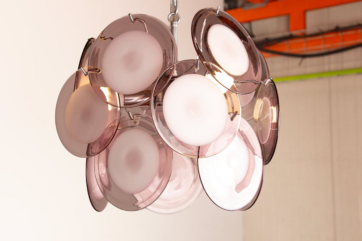 photo for sale Lustre « Space Age » composé de 15 pendentifs roses et blancs en verre de Murano, modèle « Disc » par Gino Vistosi, 1970.