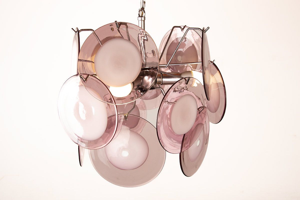 photo vintage Lustre « Space Age » composé de 15 pendentifs roses et blancs en verre de Murano, modèle « Disc » par Gino Vistosi, 1970.