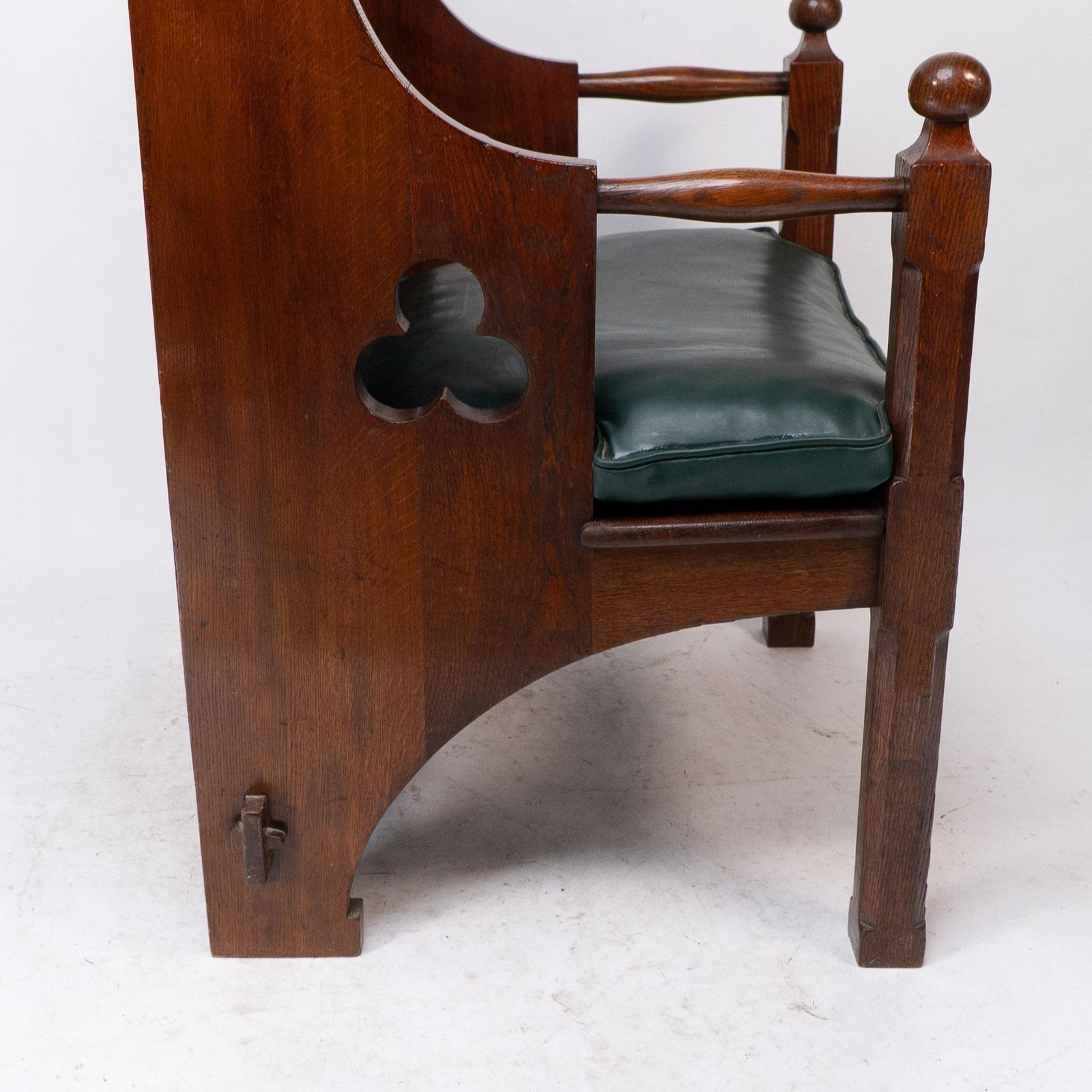 Liberty And Co. A Good Quality Arts And Crafts Oak Armchair With Leather Cushion photo vintage