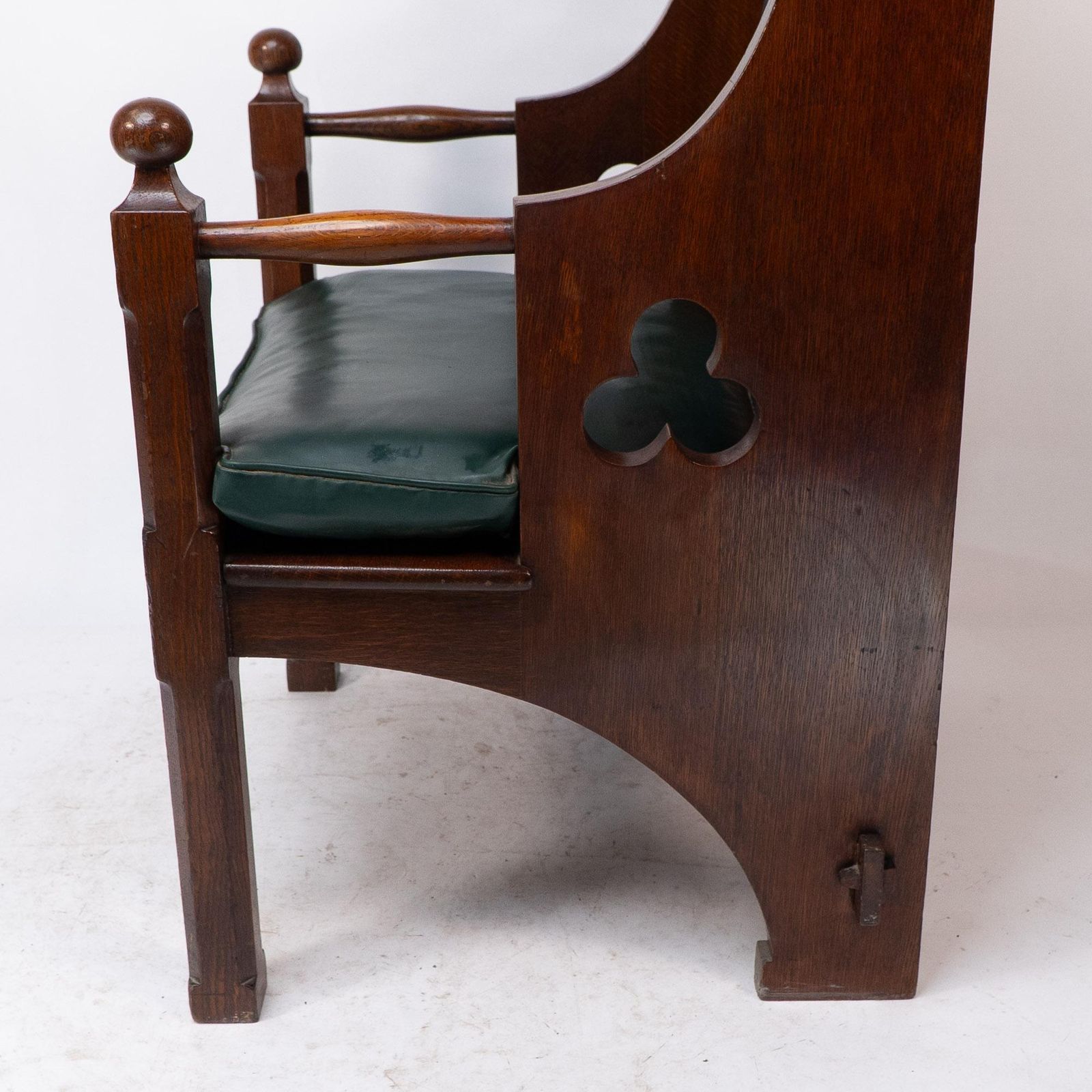 photo vinterior Liberty And Co. A Good Quality Arts And Crafts Oak Armchair With Leather Cushion