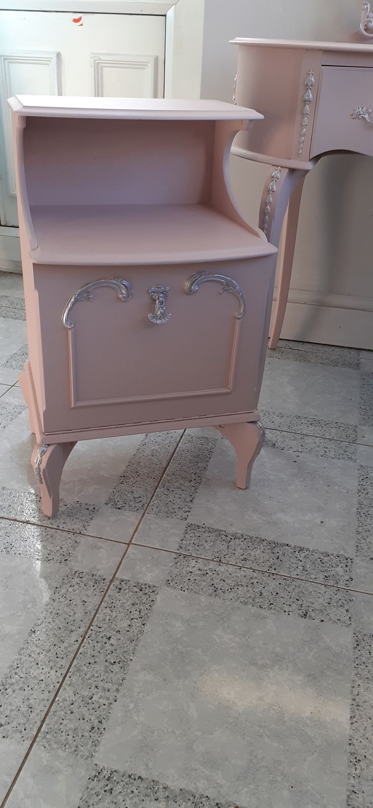 photo vinterior Beautiful Olympus Bedroom Set. Hand Finished In Rose Water And Silver With Glass Top.