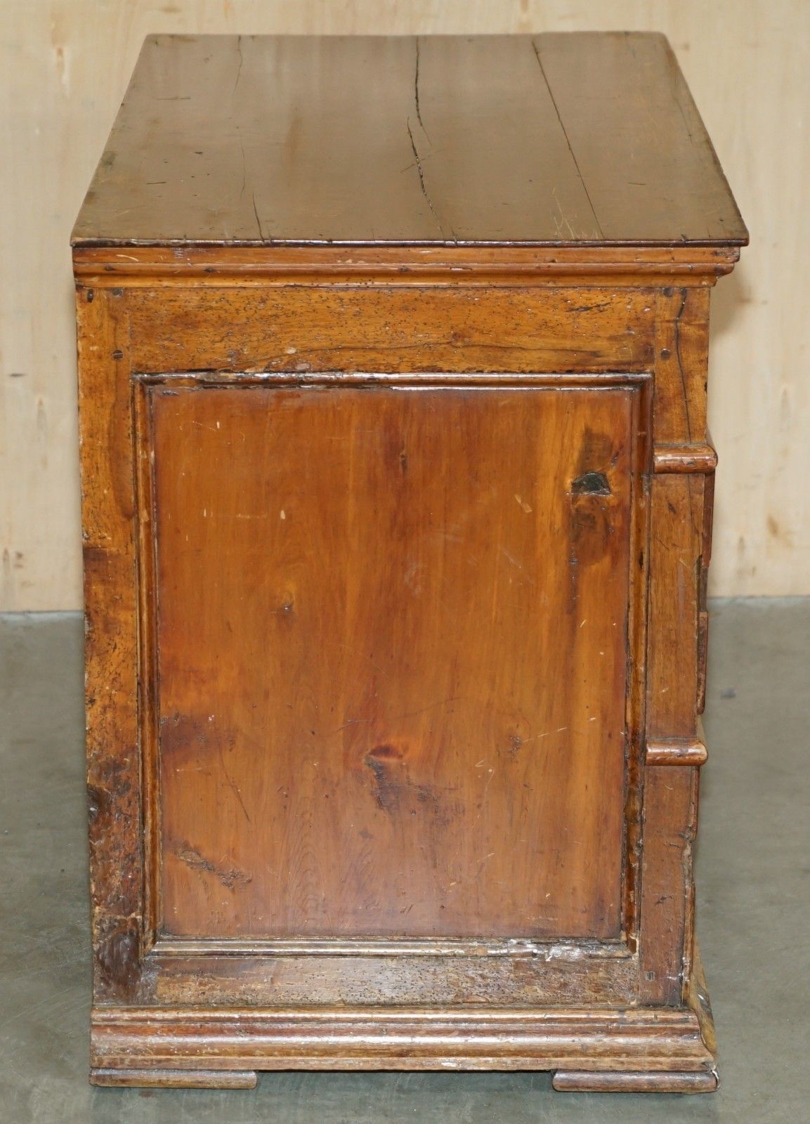 photo vintage Antique 17th Century English Oak Medium Sized Chest Of Two Over Two Drawers