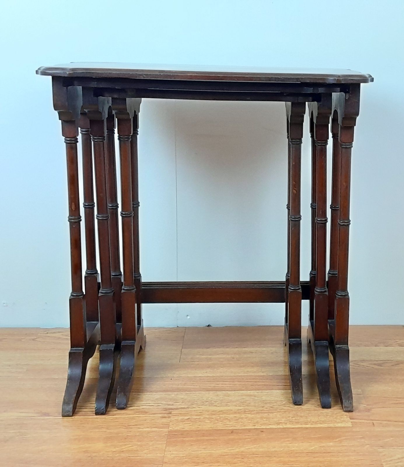 photo vinterior Mahogany Vintage Williams & Cox Nest Of 3 Side Tables