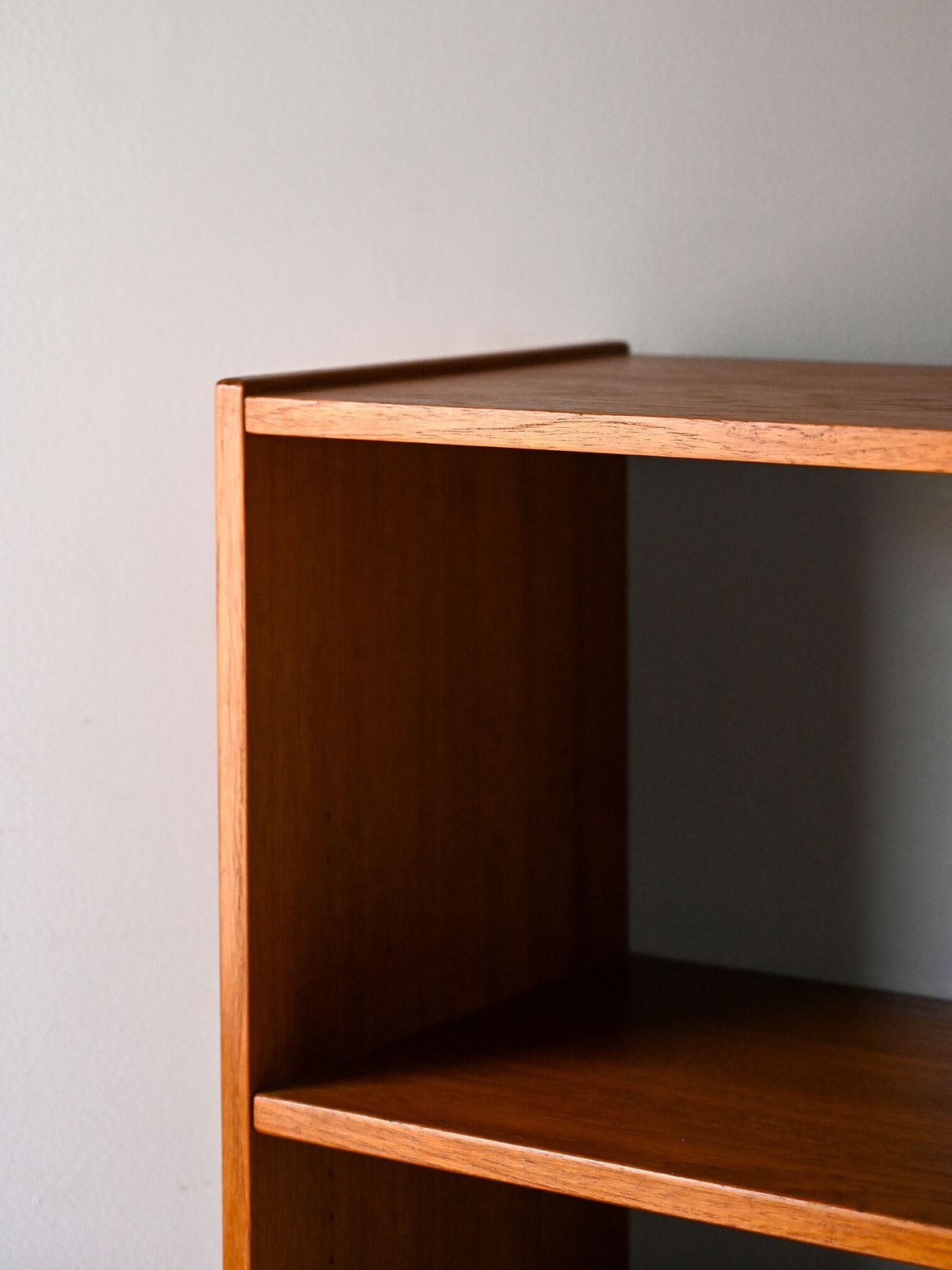 Libreria Scandinava Vintage In Teak Con Mensole A Vista photo vinterior