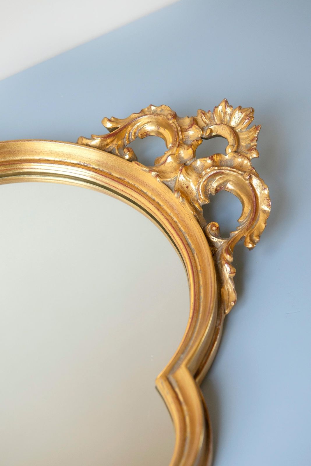 Grand miroir doré Deknudt, miroir en arche belge, miroir mural baroque, cadre en feuille d'or festonné, fabriqué en Belgique photo buy