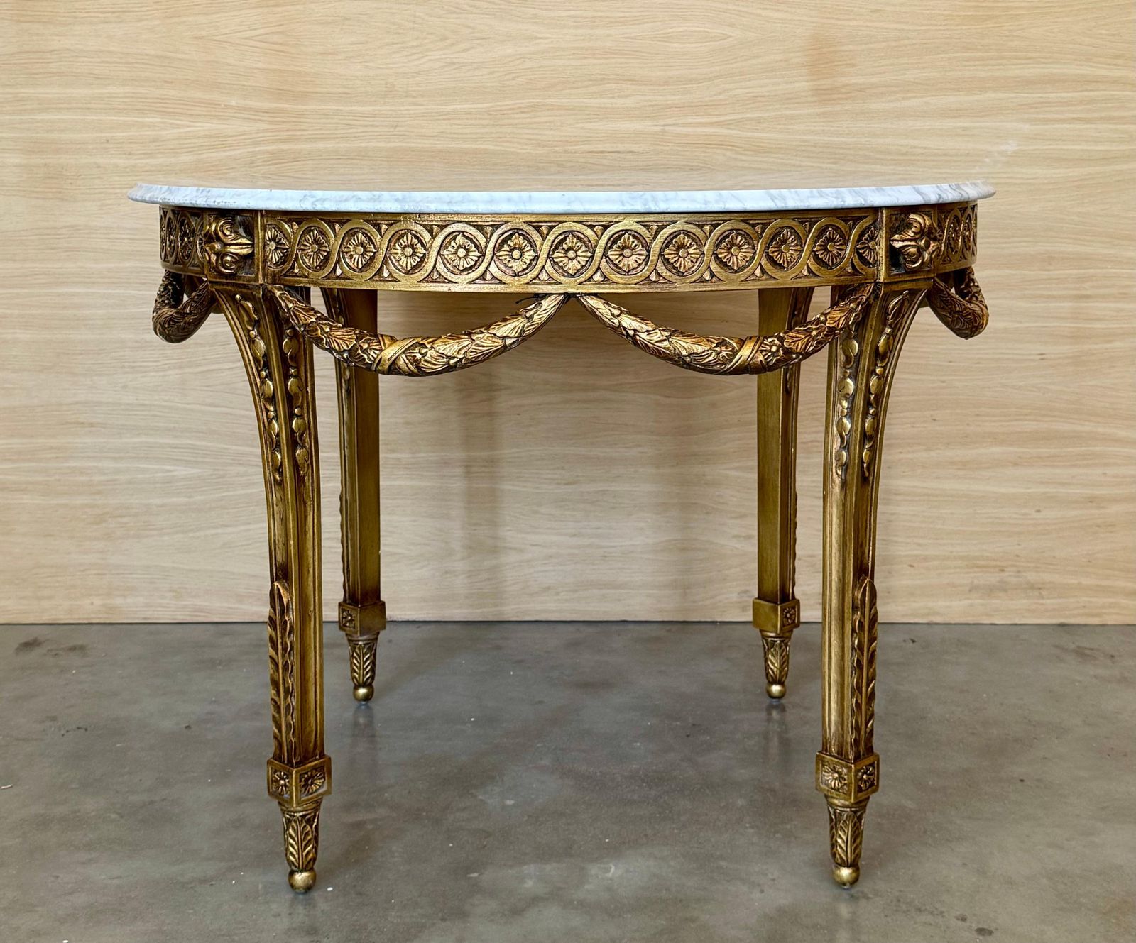 Table centrale ovale de style Louis XVI Belle Époque, en bois doré sculpté, plateau en marbre photo furniture