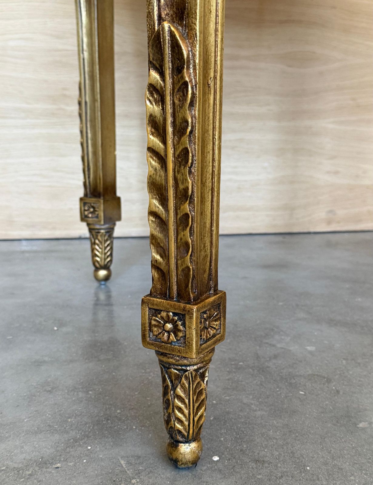 Table centrale ovale de style Louis XVI Belle Époque, en bois doré sculpté, plateau en marbre photo vinterior