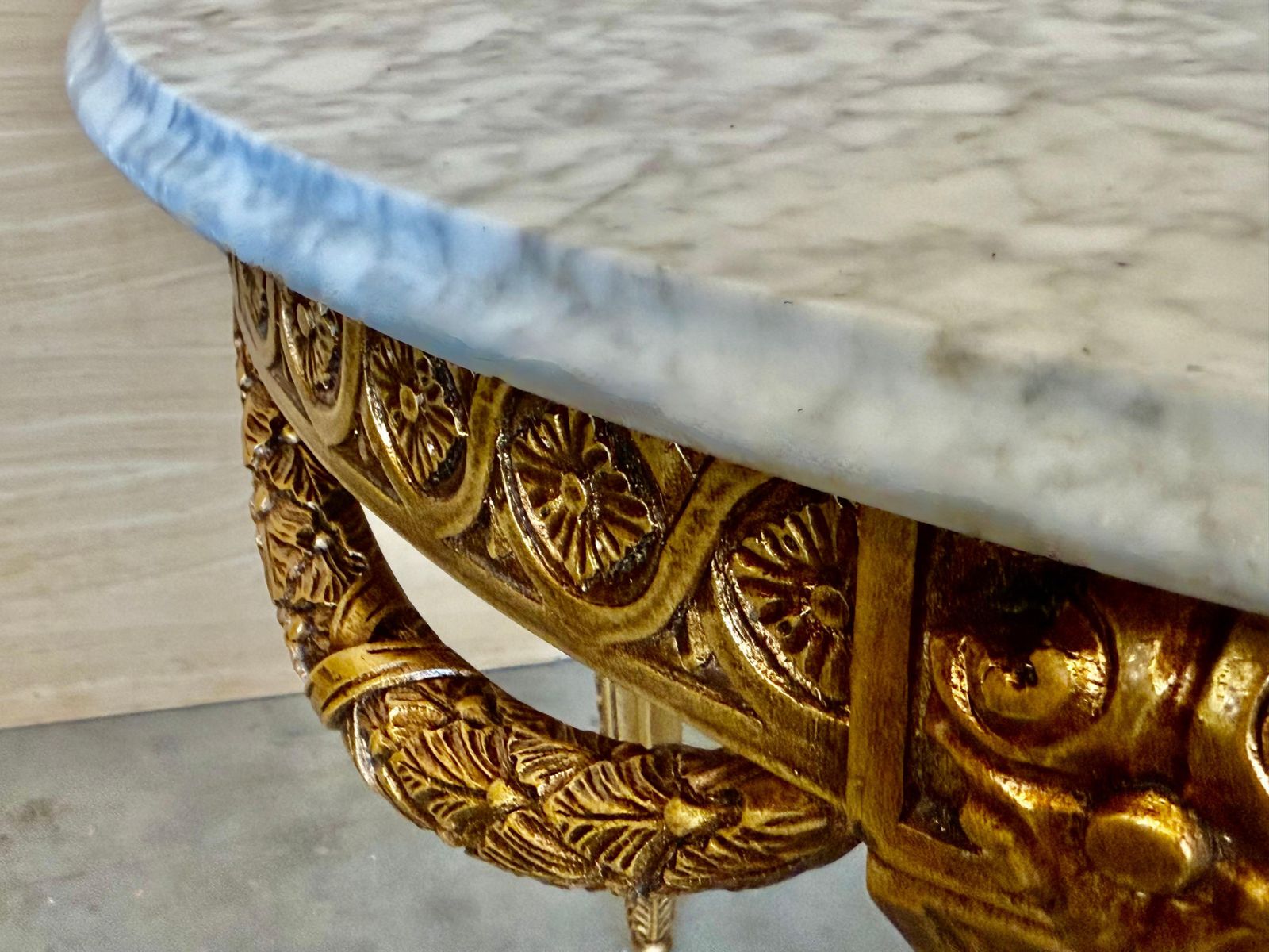 Table centrale ovale de style Louis XVI Belle Époque, en bois doré sculpté, plateau en marbre photo vintage