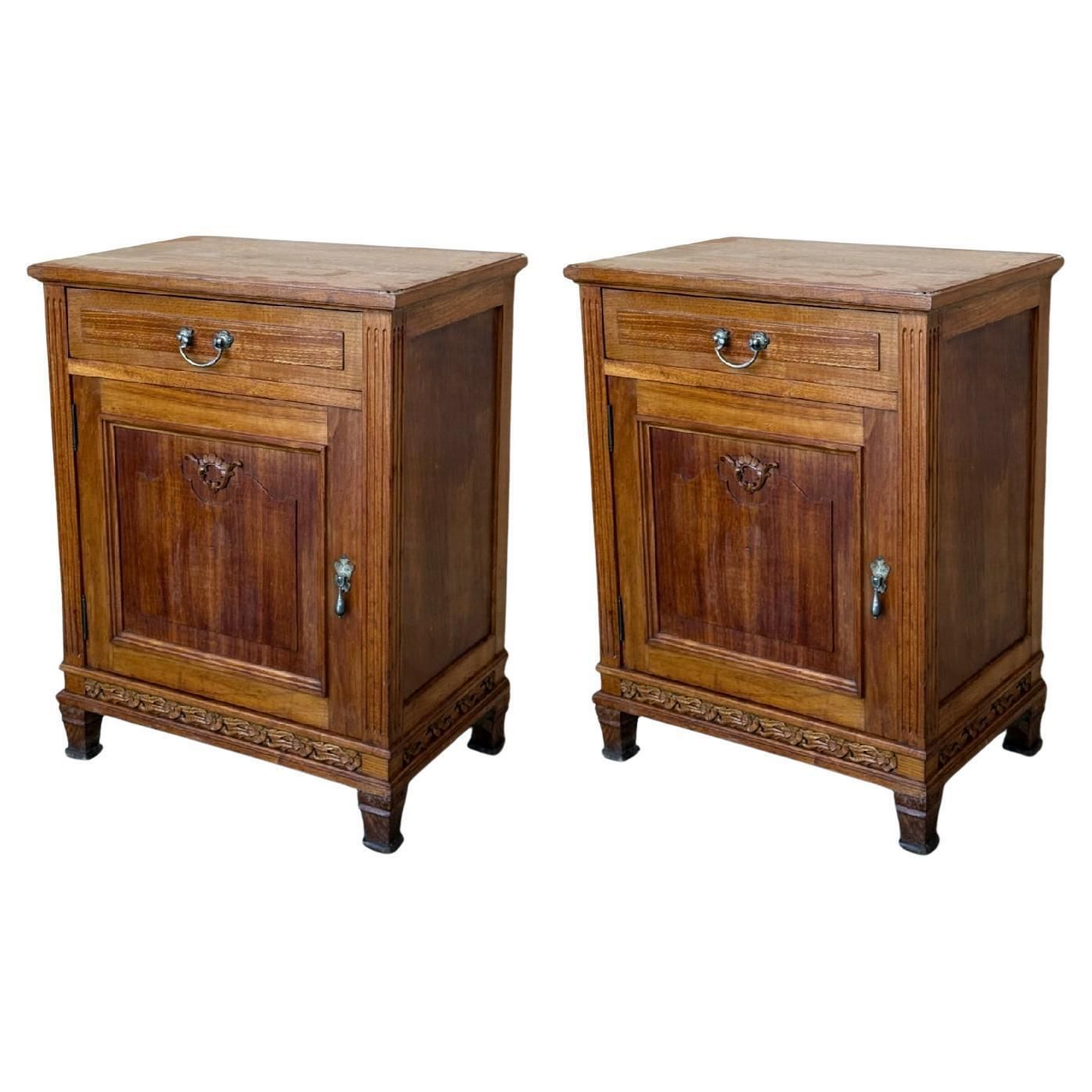 Tables de chevet Art déco françaises en noyer, plateau en marbre, années 1930, lot de deux