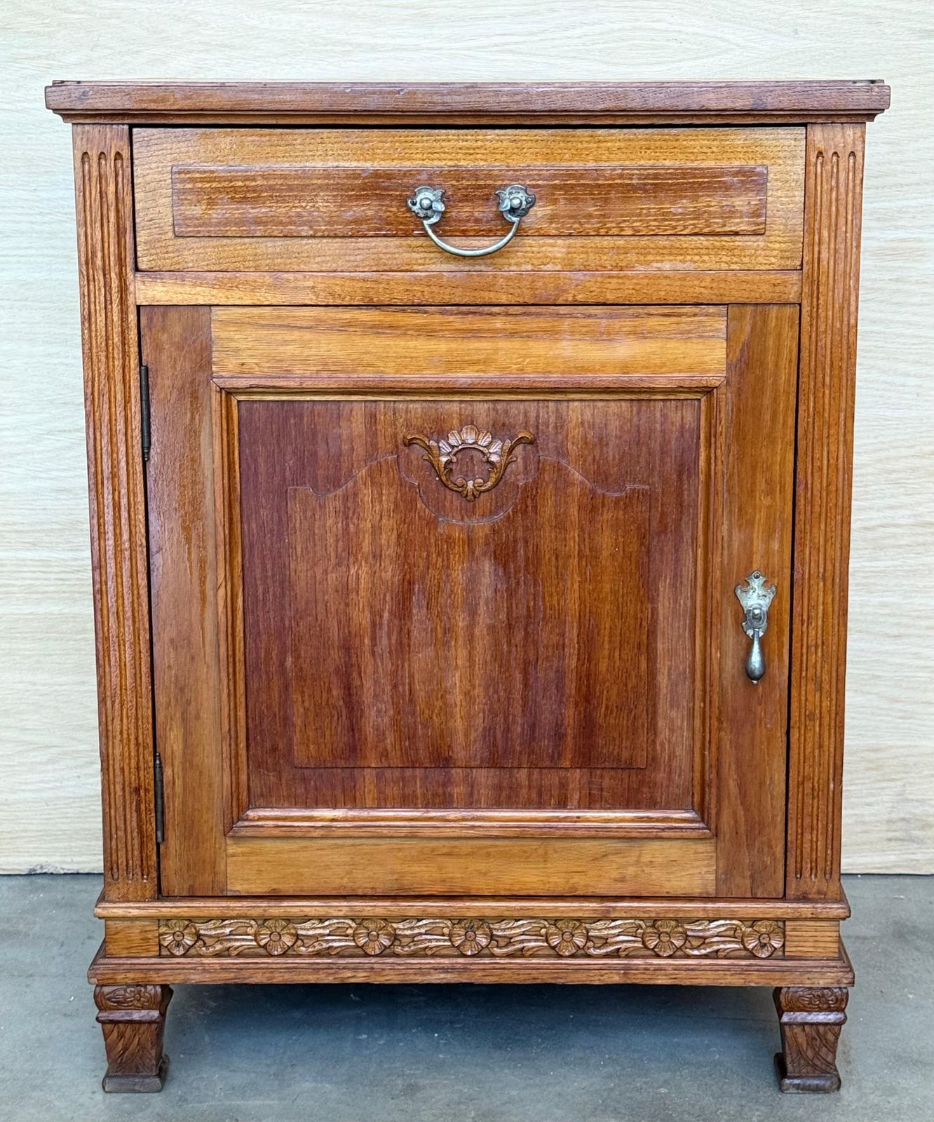 Tables de chevet Art déco françaises en noyer, plateau en marbre, années 1930, lot de deux photo for sale