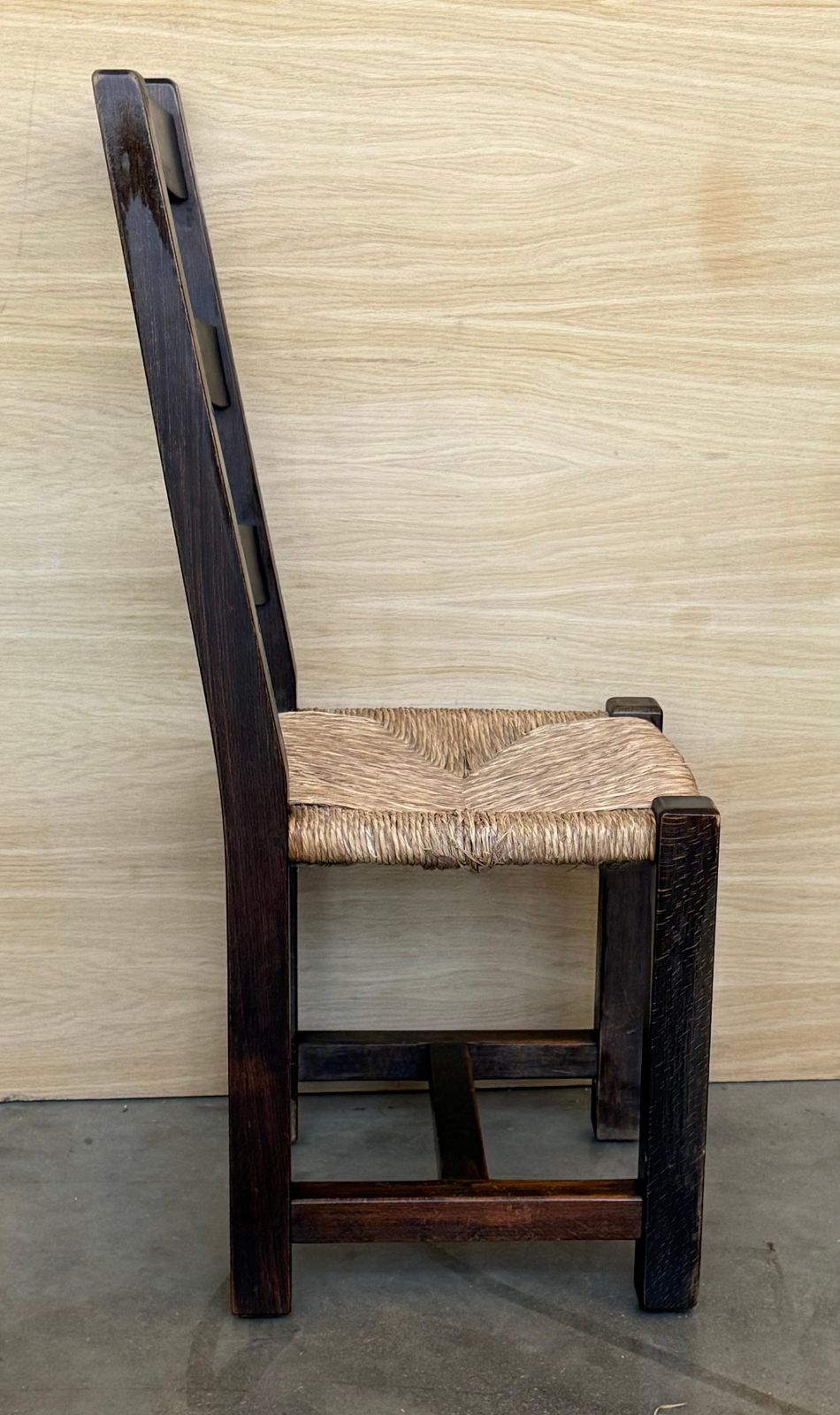 Ensemble de six chaises espagnoles en noyer massif avec assise cannée, XIXe siècle photo Mobilier