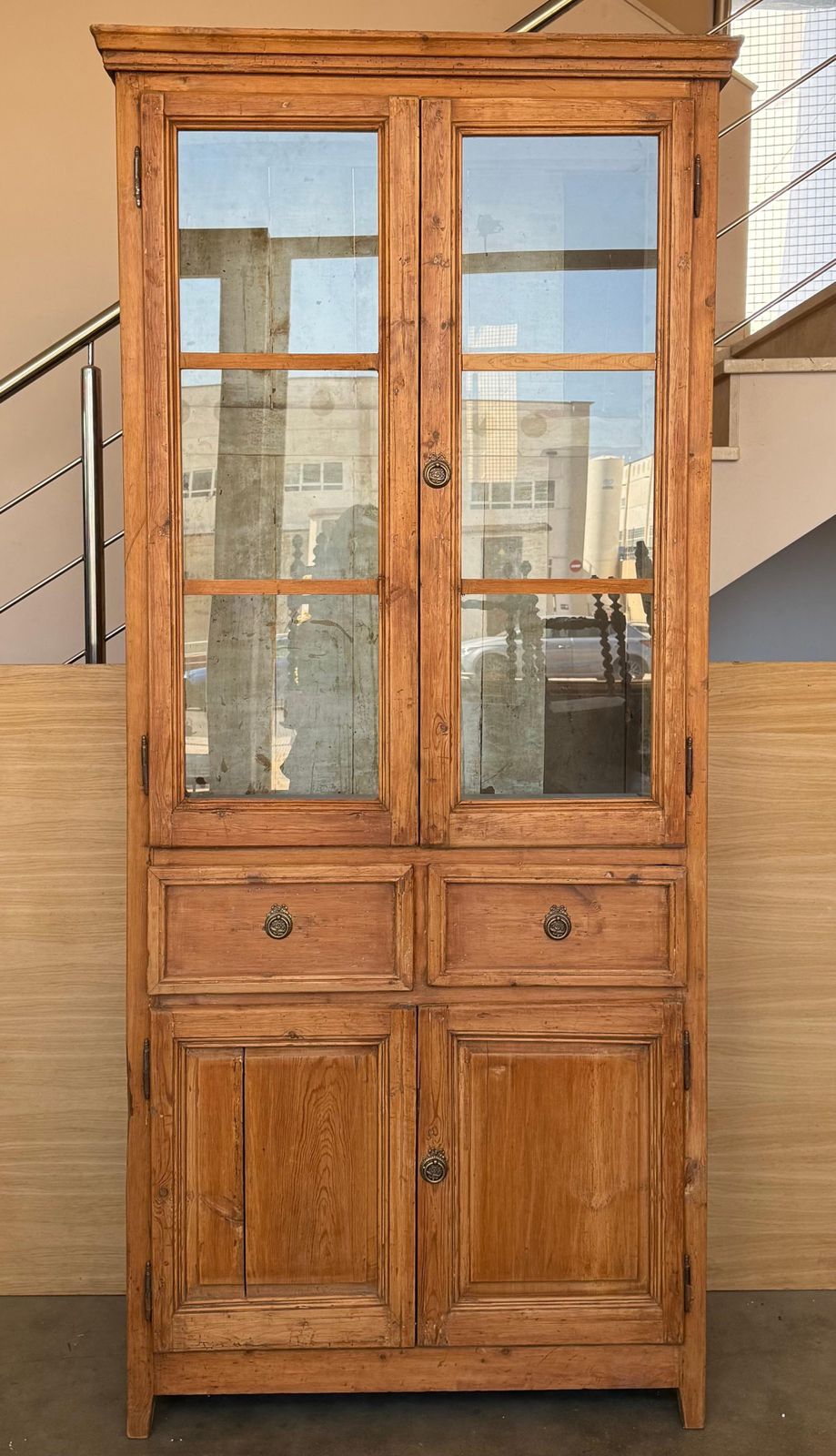 Armoire ou bibliothèque XIXe siècle, grande et étroite, avec vitrine en verre, en pin photo furniture