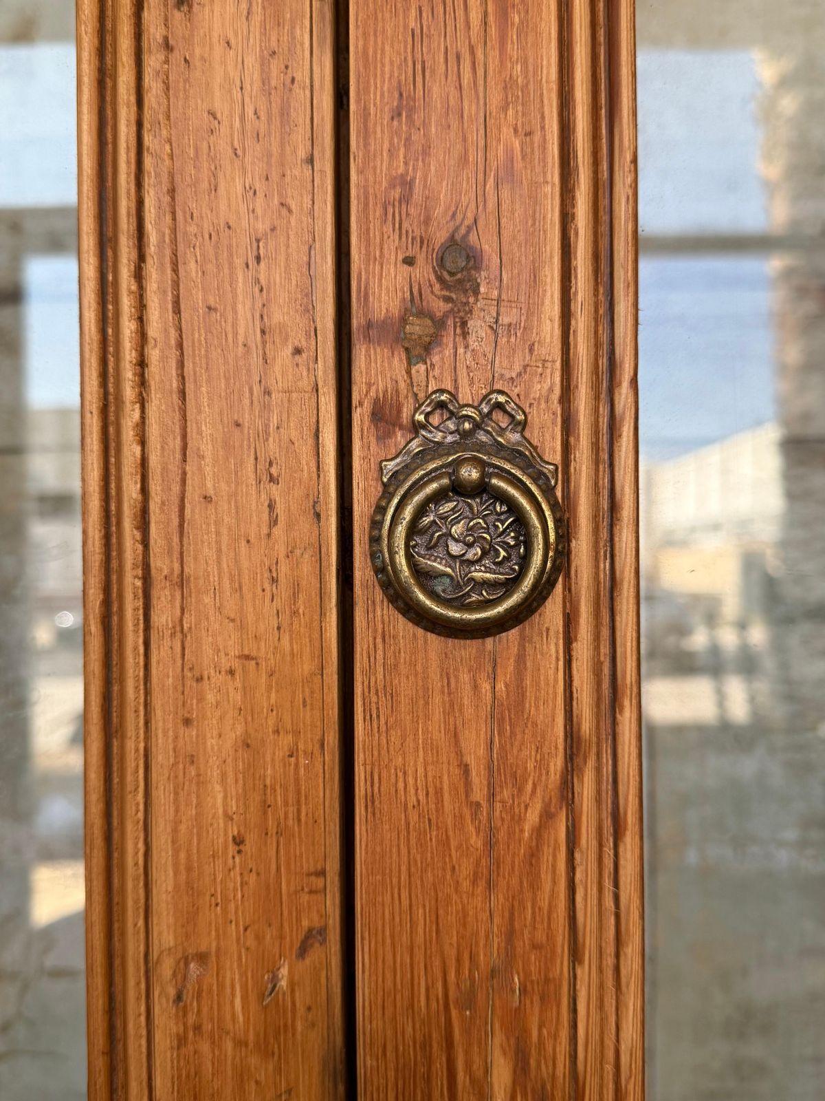 Armoire ou bibliothèque XIXe siècle, grande et étroite, avec vitrine en verre, en pin photo buy
