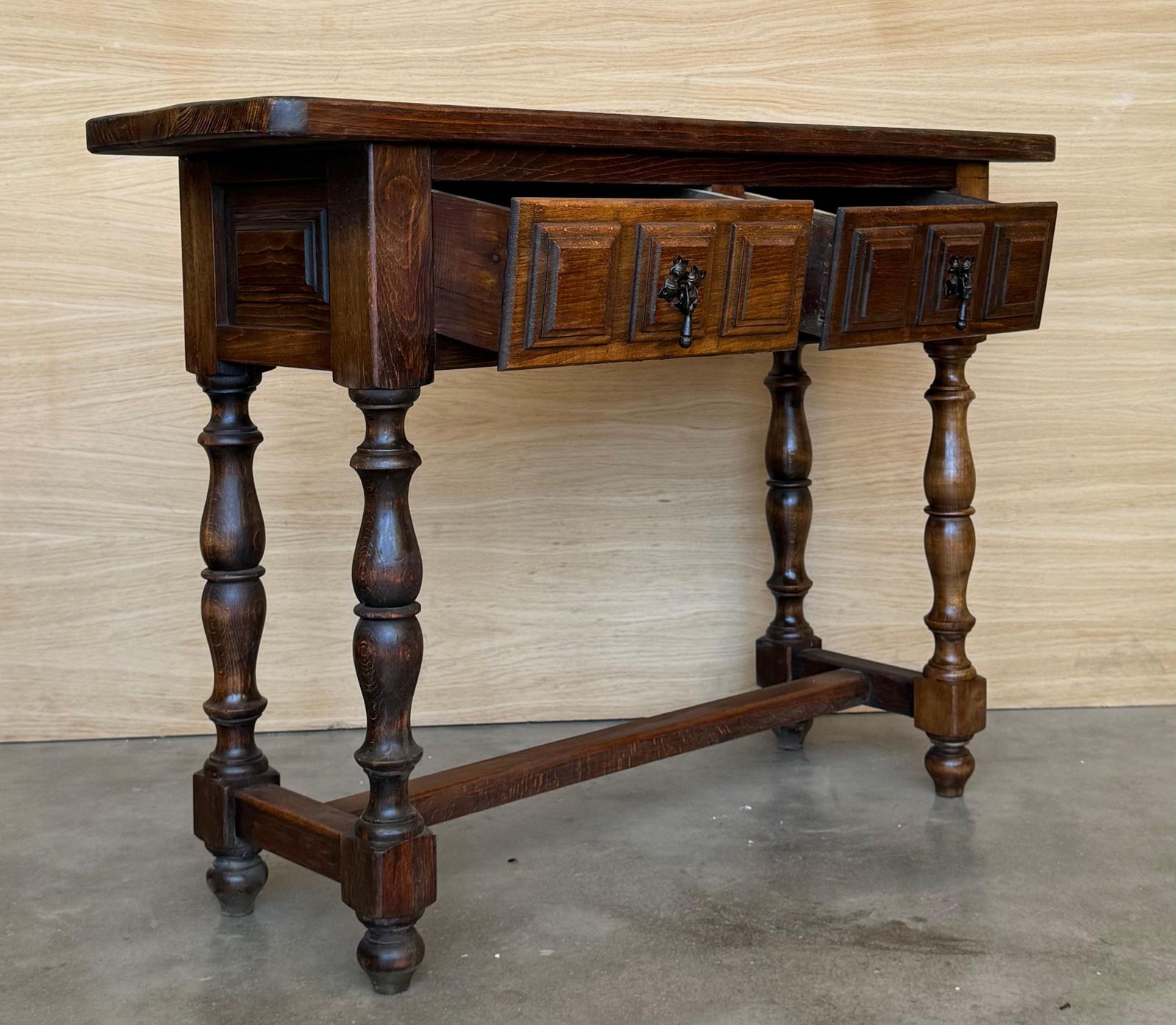 Console espagnole à deux tiroirs sculptés, années 1940 photo buy