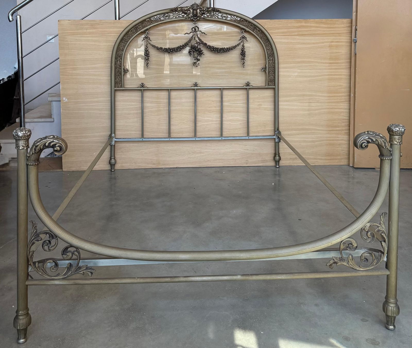 Lit double français Belle Époque en bronze, fer, laiton et verre, XIXe siècle photo furniture