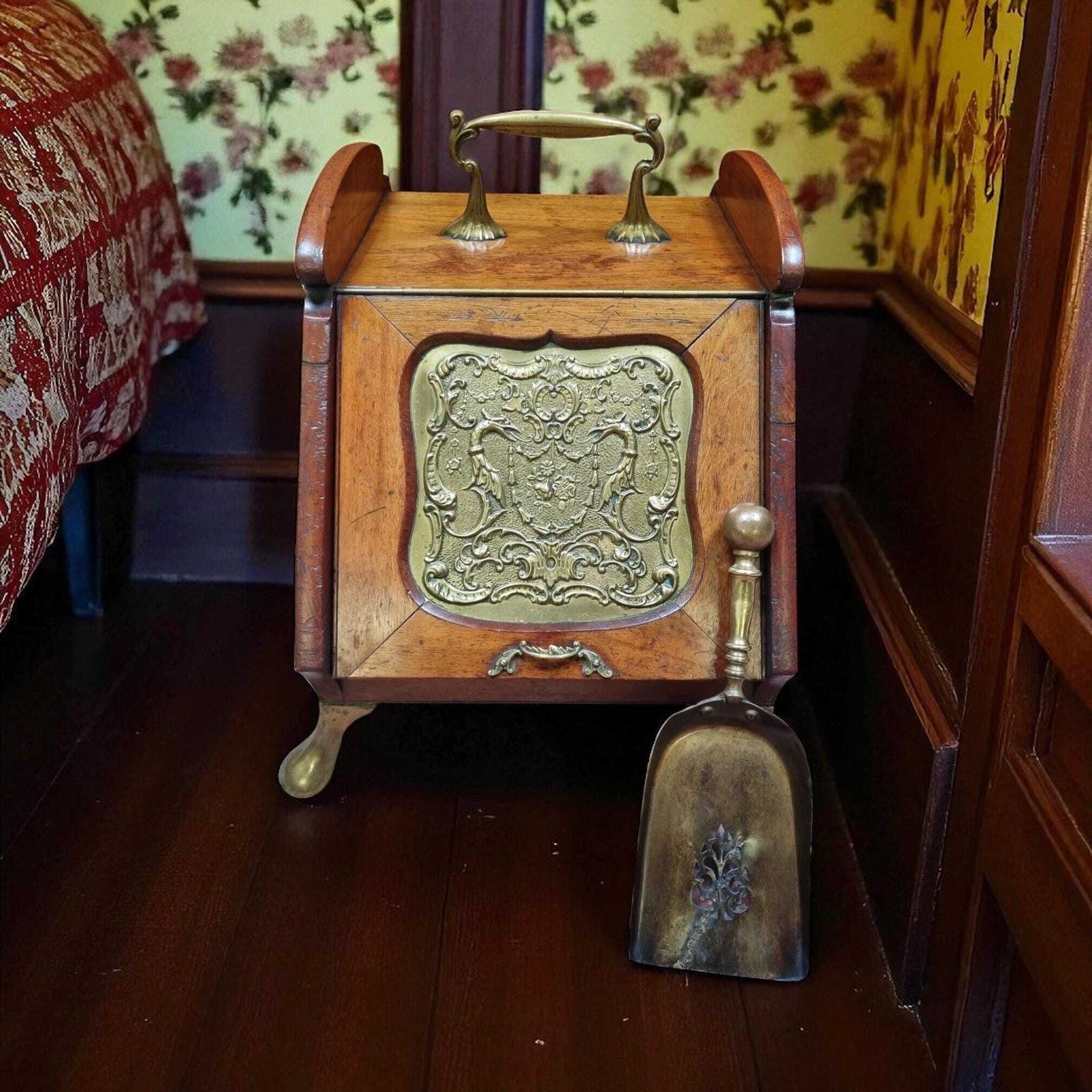 Antique Coal Scuttle With Original Liner And Shovel / C.1900