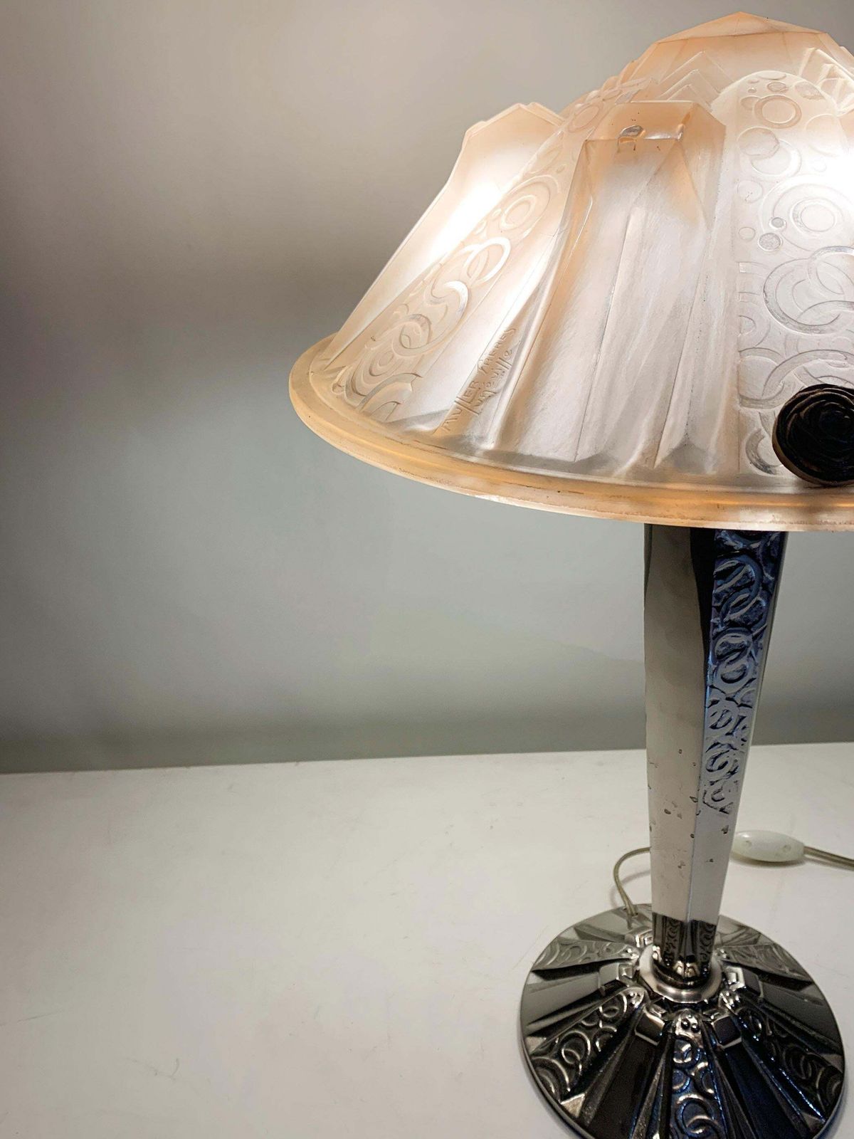 photo vintage Art Deco Table Lamp In Pink Press Molded Glass Signed "Muller Frères Luneville"