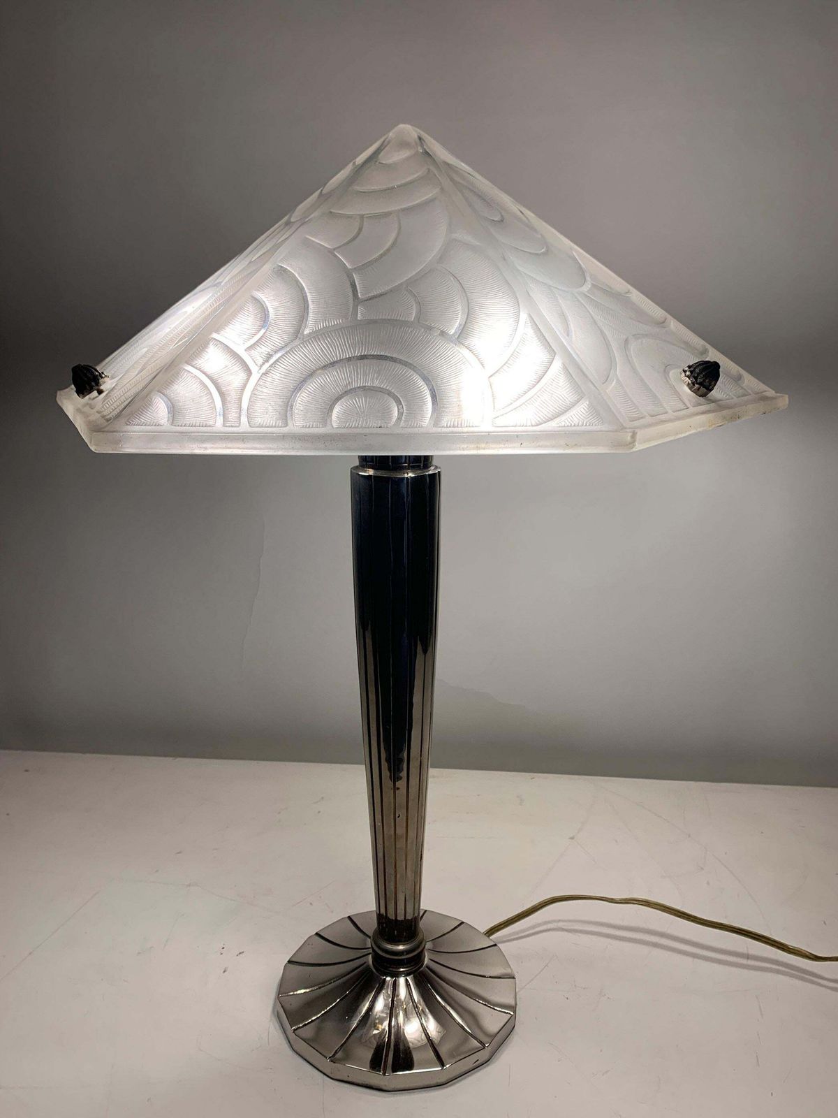 Art Deco Table Lamp In White Frosted Press Molded Glass Signed"P.D'avesn France" photo vinterior