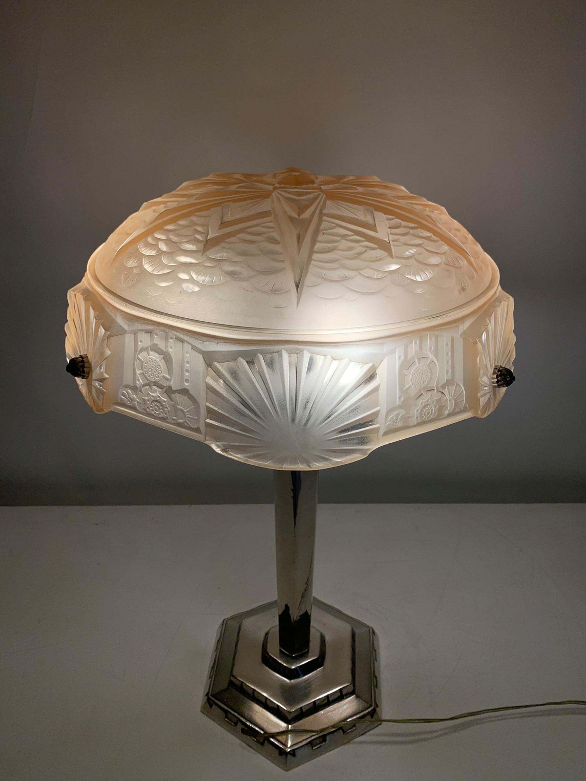 photo vinterior Art Deco Table Lamp In Press Molded Glass Signed "Muller Frères Luneville"