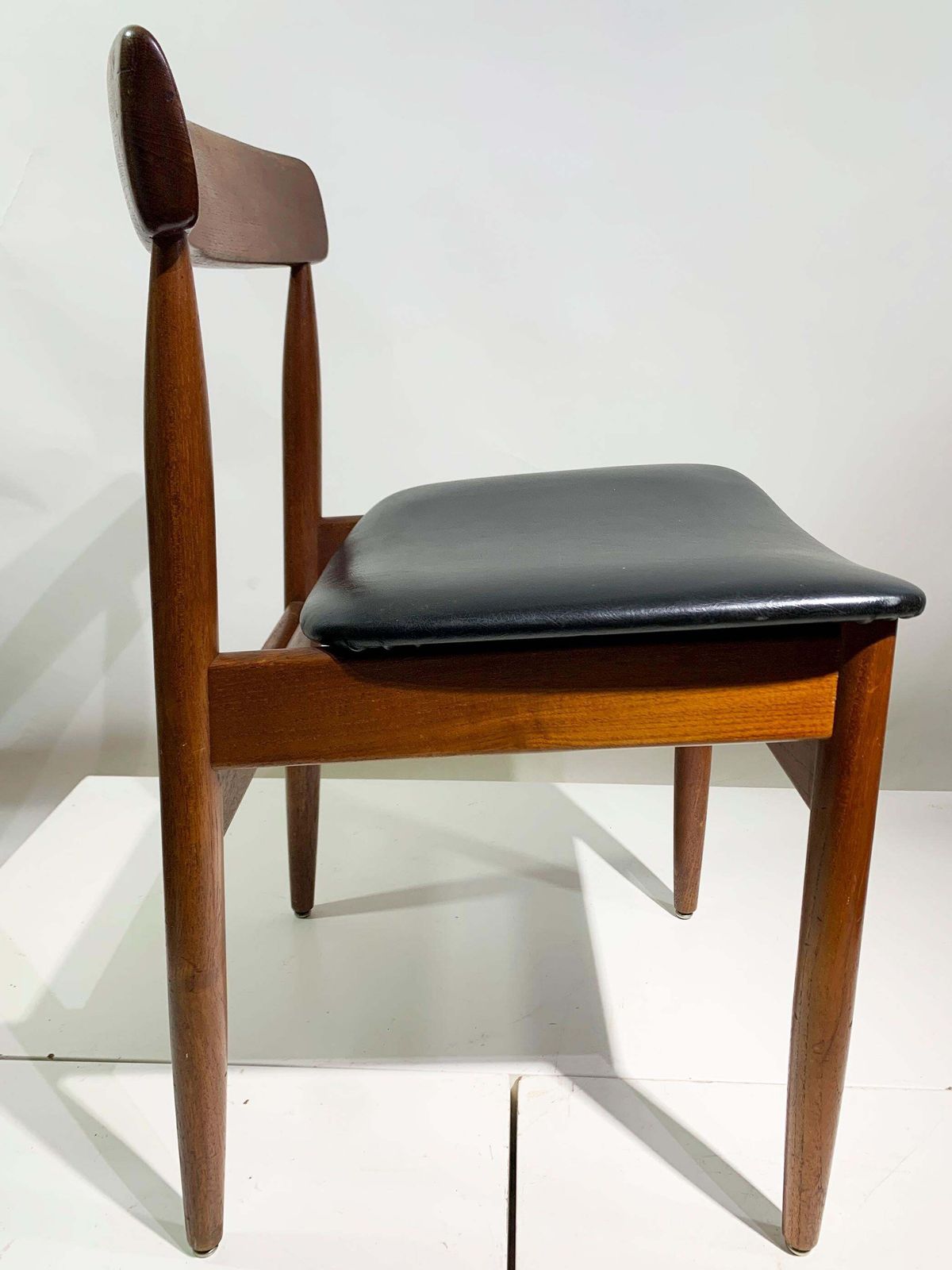 photo vintage Set Of 6 Mid 20th Century Scandinavian Dining Chairs