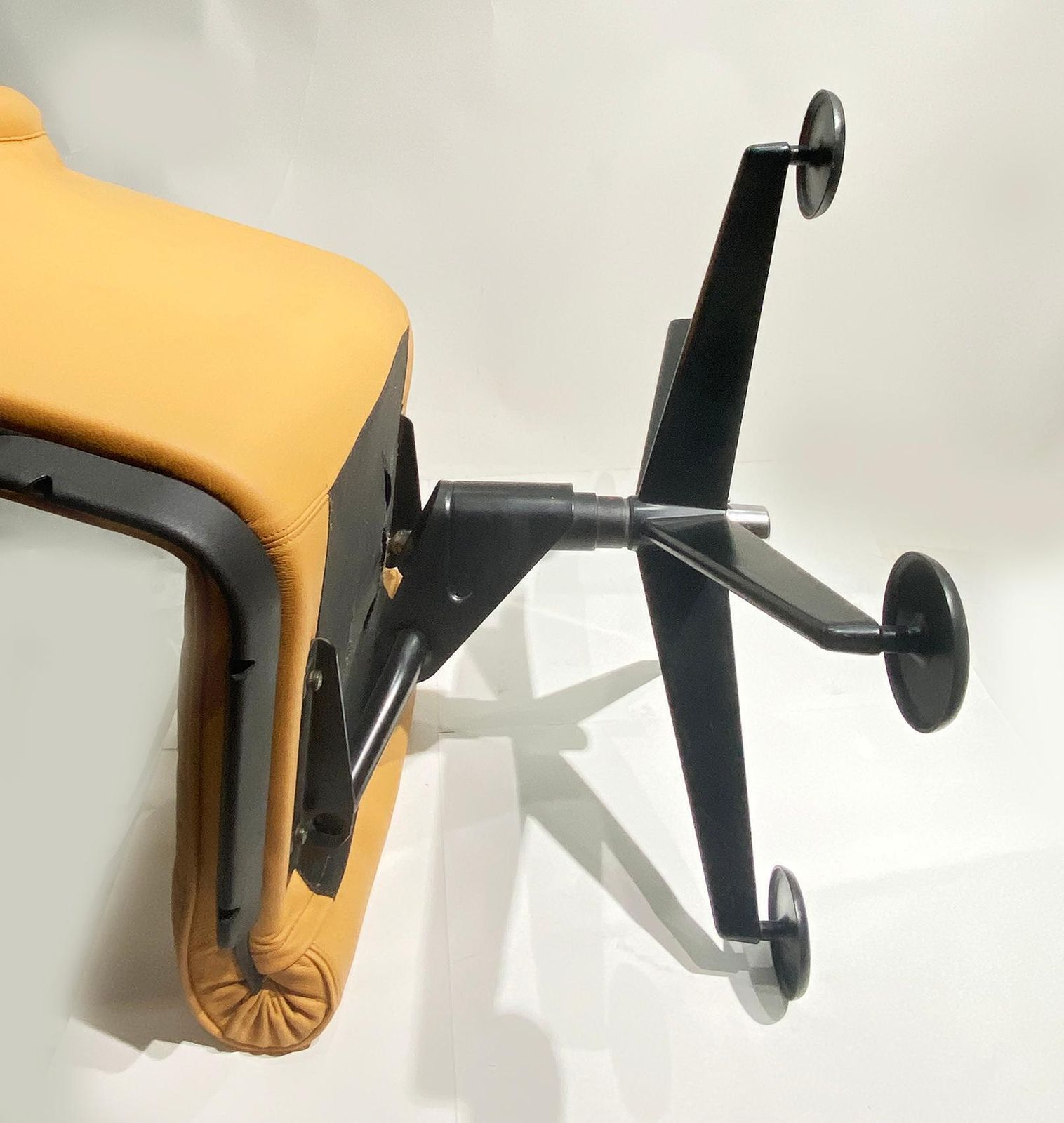 photo vinterior Pair Of Richard Sapper For Knoll Executive Desk Chairs