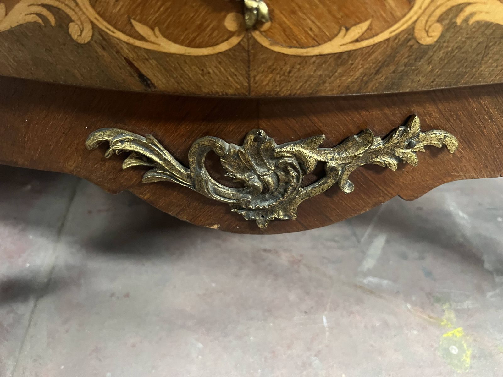 Furniture Louis XV Style Chest Of Drawers With Marquetry On All Sides, 20th Century photo