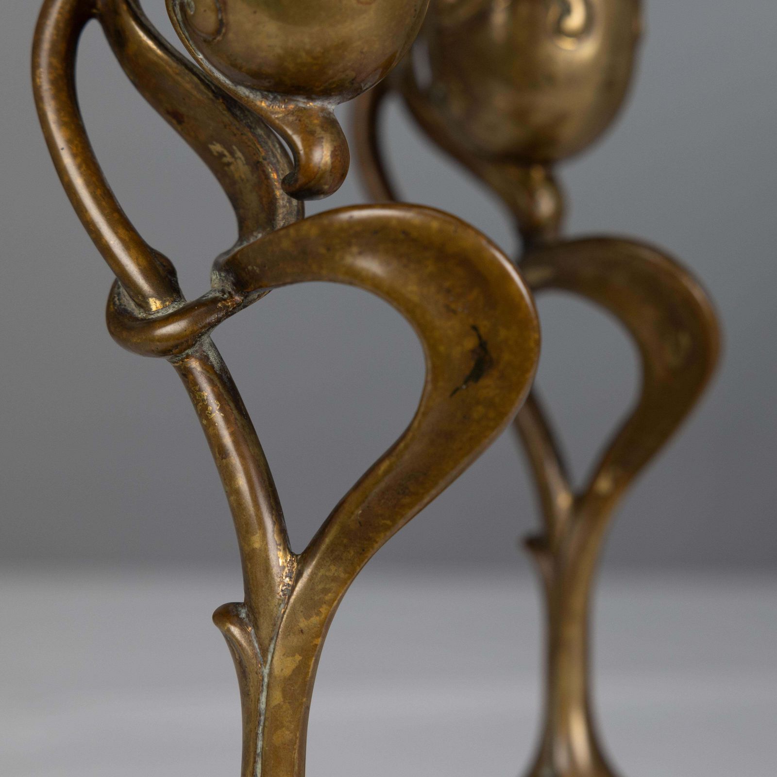 photo vintage A Pair Of English Art Nouveau Candlesticks With Flowing Organic Decor
