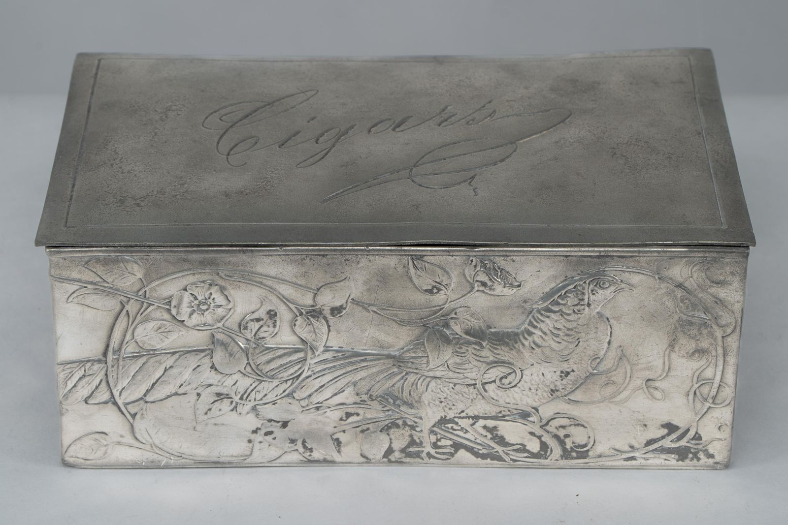 photo vintage An Art Nouveau Continental Pewter Cigar Box W. Cedar Lining & Decor Of Pheasant