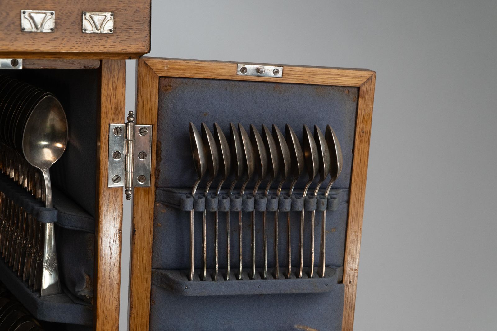 photo vinterior Wmf. A 12 Person Cutlery Service In Original Stylized Secessionist Oak Cabinet