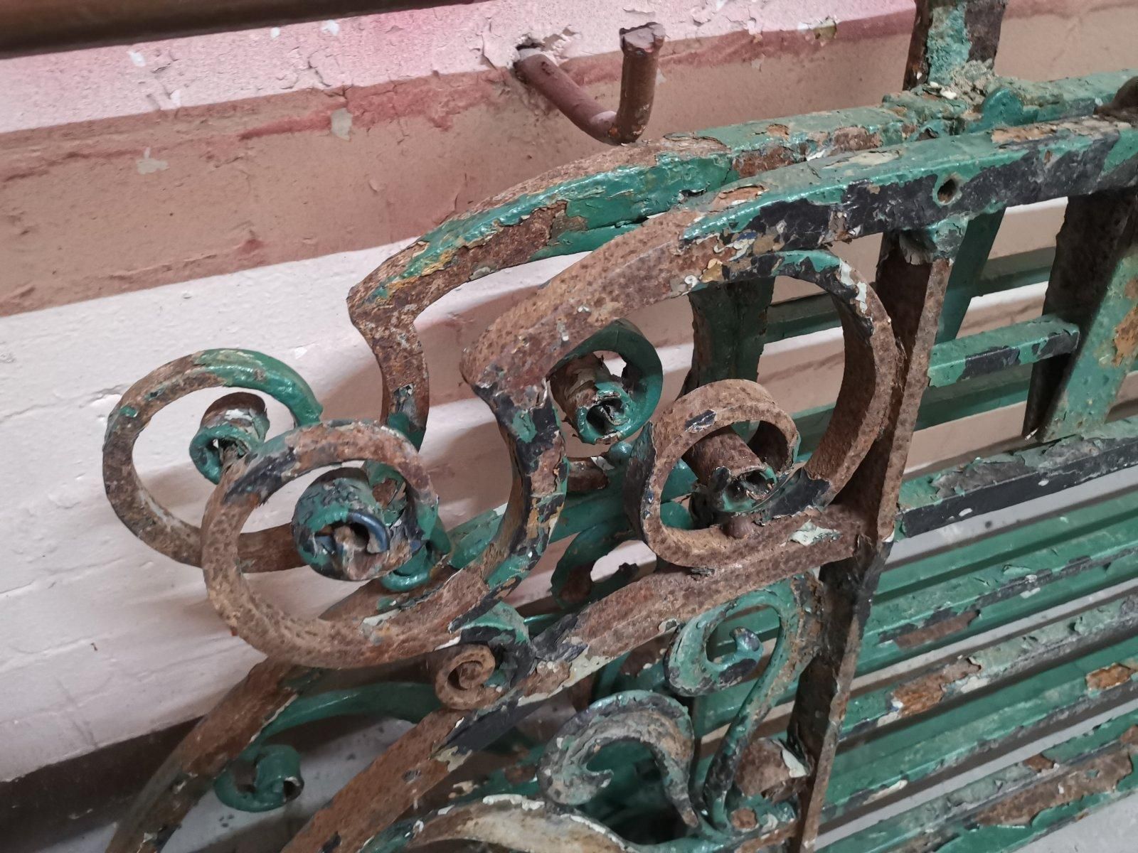 photo vinterior An Exceptional Period Pair Of Arts & Crafts Hand Hammered & Wrought Iron Gates