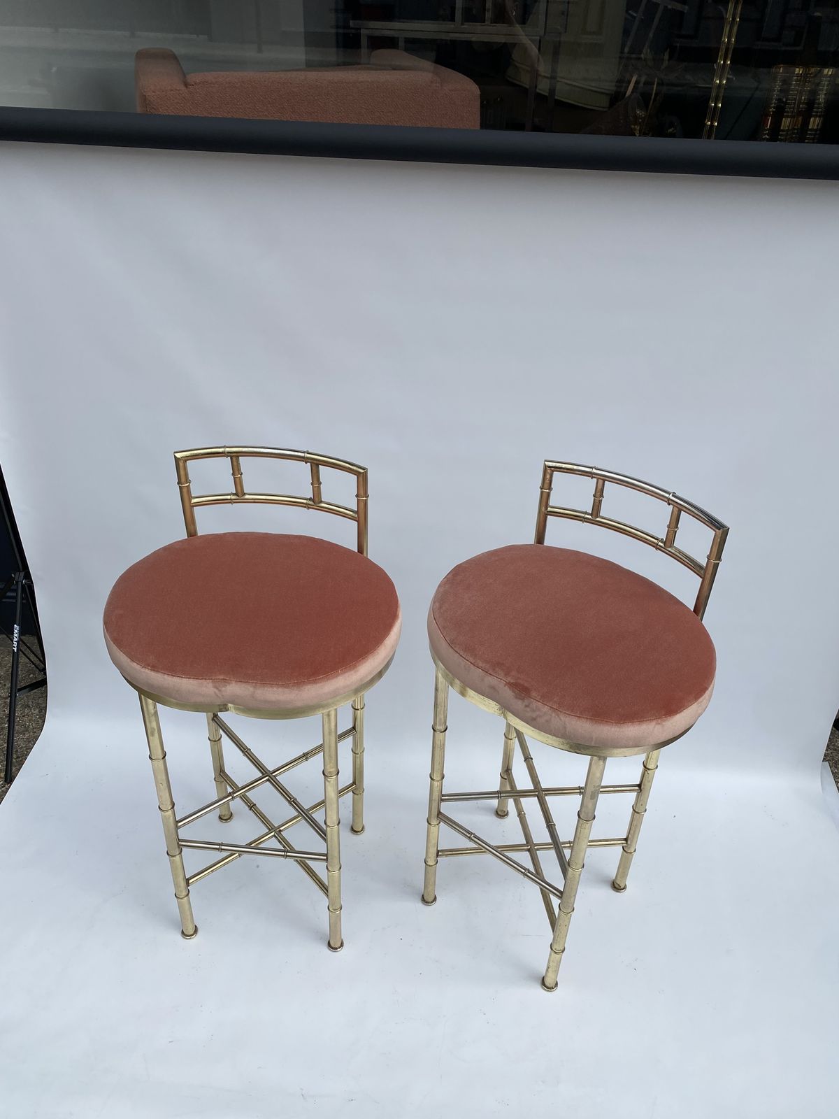 photo furniture 1970s Pair Pink Dedar Velvet Brass Faux Bamboo Bar Stools Hollywood Regency Breakfast Bar Kitchen