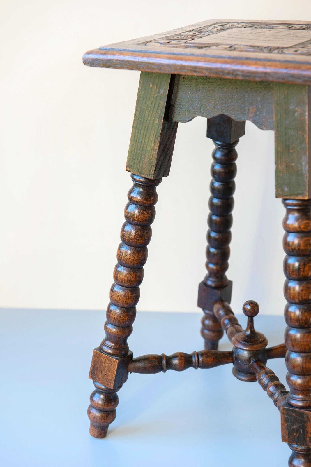 Table d'appoint d'époque en chêne sculpté à la main, tabouret brun foncé à pieds bobines, XIXe siècle, porte-plante carré, table d'appoint rustique en bois photo for sale