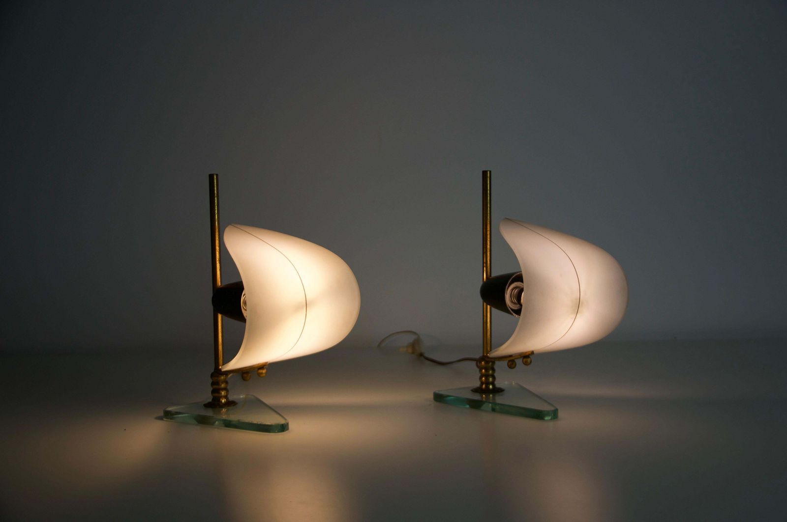 photo vintage Pair Of Brass And Opaline "Sailboat" Table Lamps, Italy, 1950s