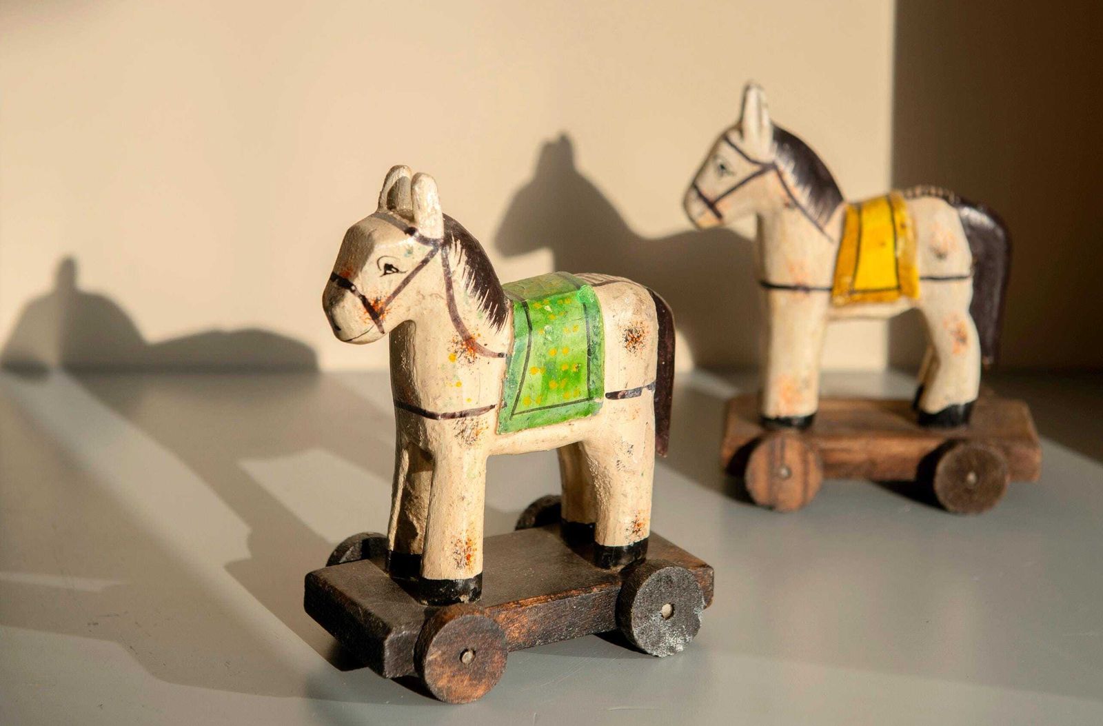 photo furniture Chevaux en bois indiens, statuettes de chevaux folk sur roulettes, lot de 2 figurines de poneys décoratives, décoration bohème