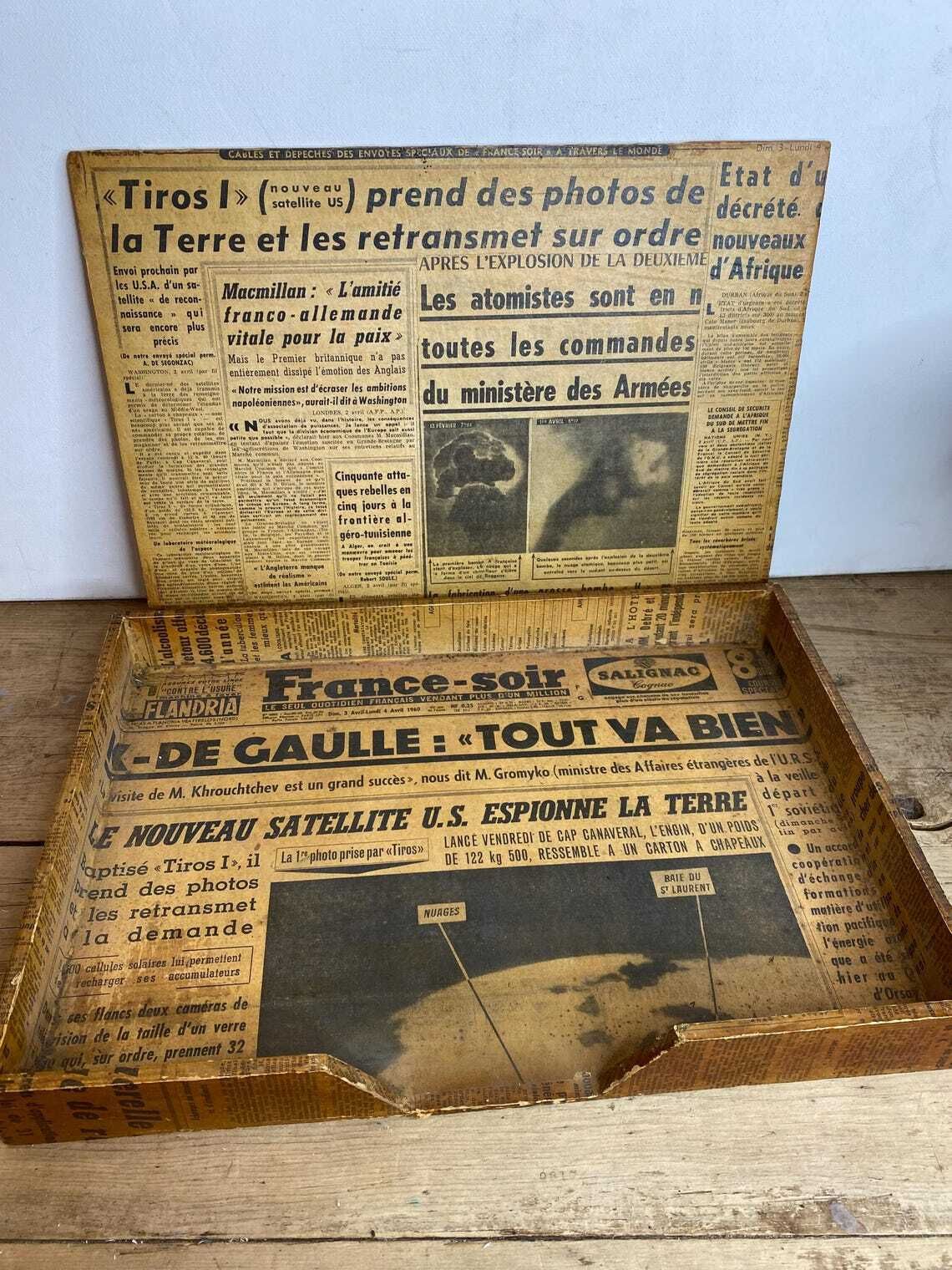 Unique Vintage Satirical Punch French Wooden Decoupage Tray  In Good Condition photo vinterior