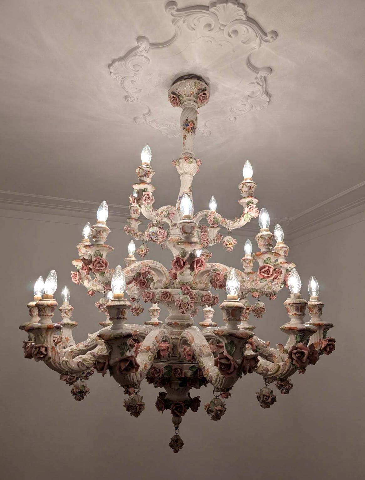 Zeldzame Grote Italiaanse Porseleinen Kroonluchter Met 3 Lagen En 24 Lichtpunten, Ca. Jaren 1950, Capodimonte Stijl photo vintage